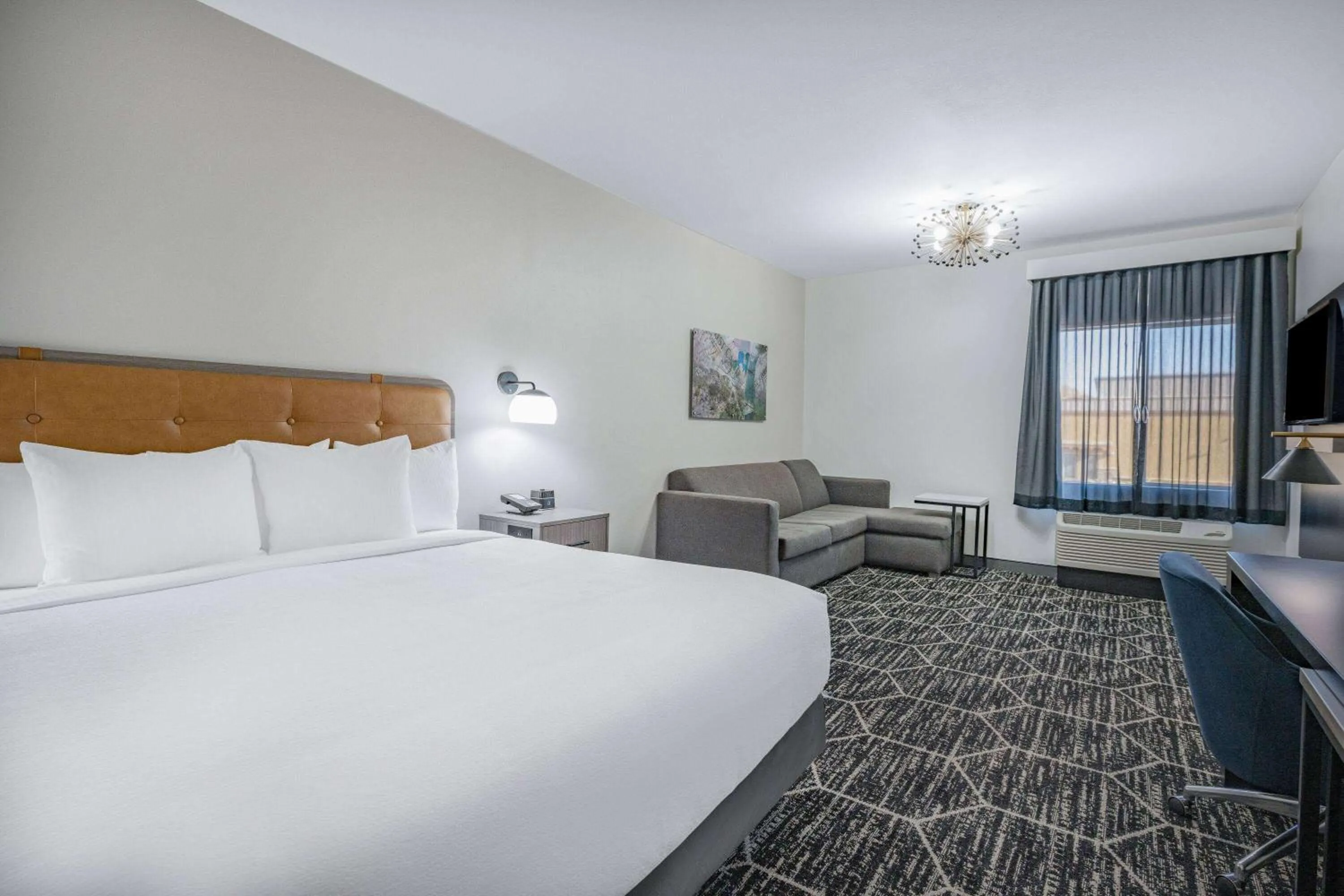 King Suite with Mobility/Hearing Access and Bathtub with Grab Bars, Non-Smoking in La Quinta Inn & Suites by Wyndham Yucaipa