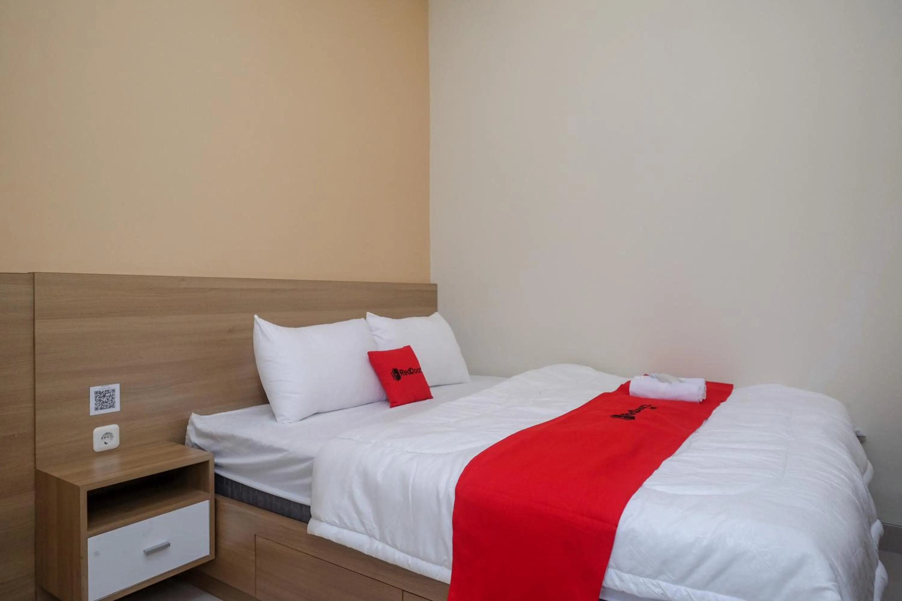 Deluxe Room in RedDoorz Plus near UMS Solo 2