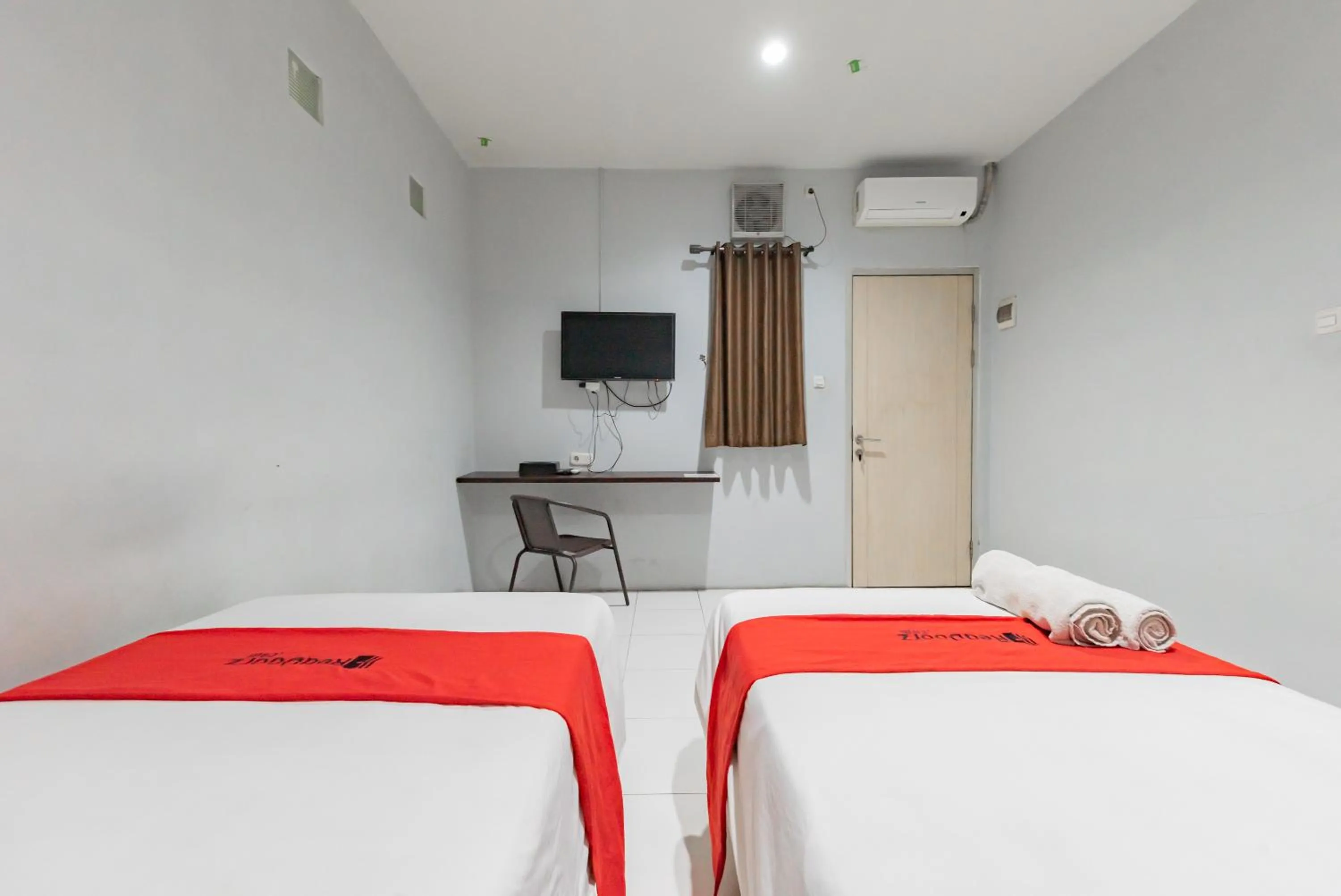 Twin Room in RedDoorz @ Pelajar Pejuang 3