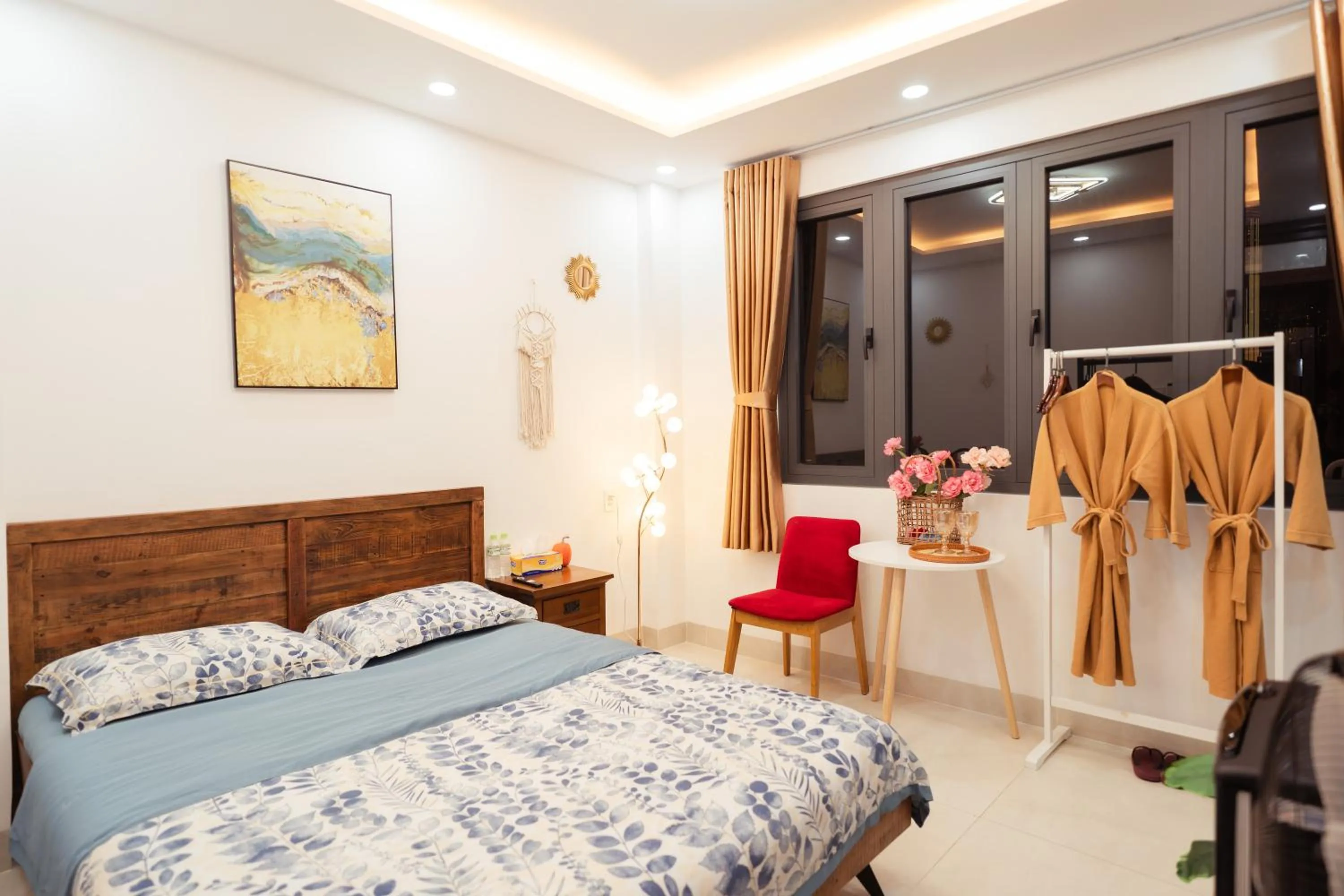 Deluxe King Room in The Sophia Apartment - Thao Dien Central