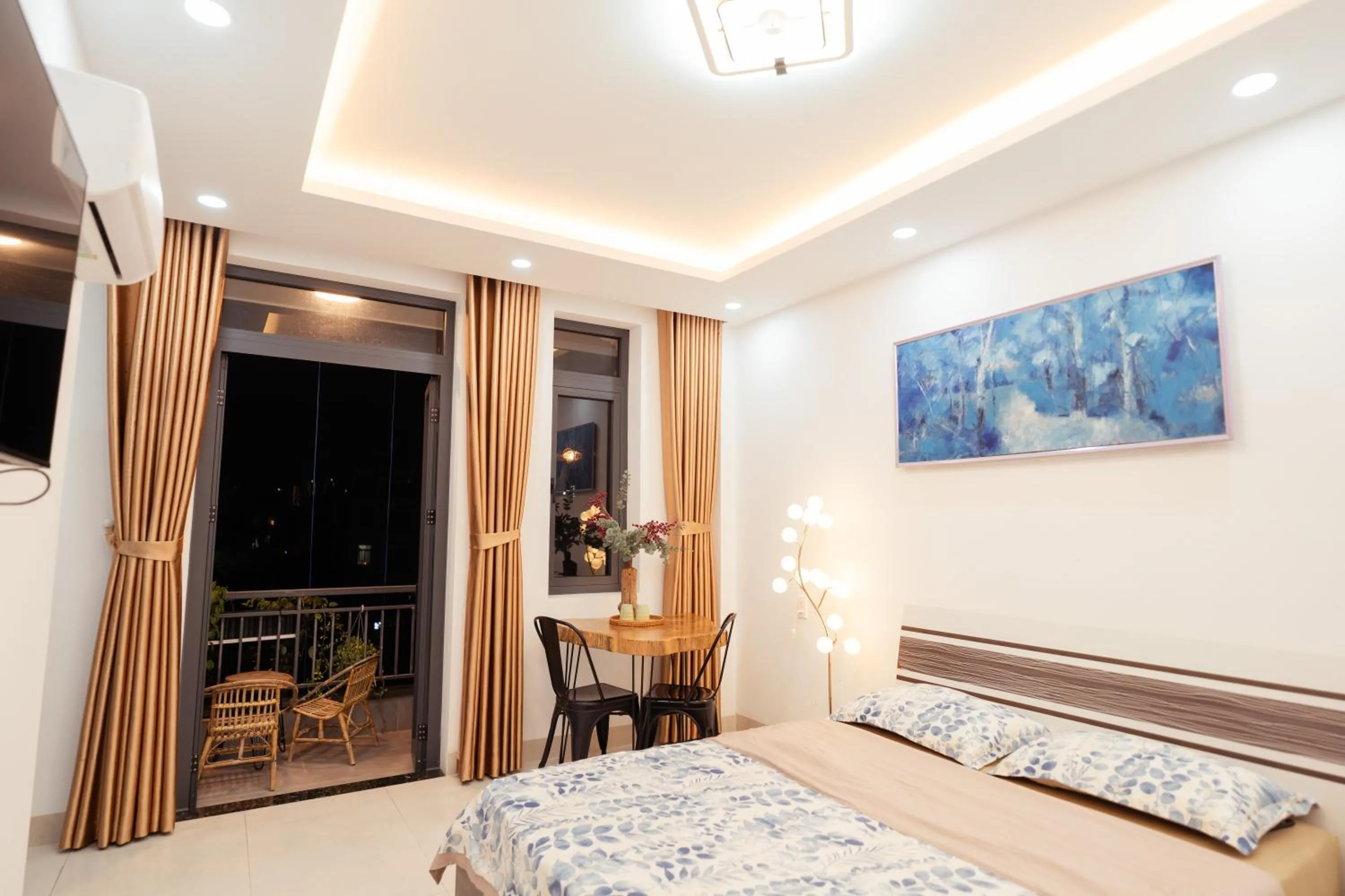 King Room with Balcony in The Sophia Apartment - Thao Dien Central