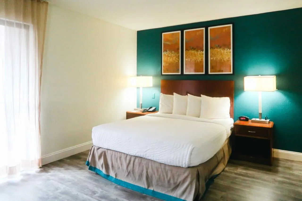 Deluxe Queen Studio  in Tysons Corner Suites, A Baymont by Wyndham