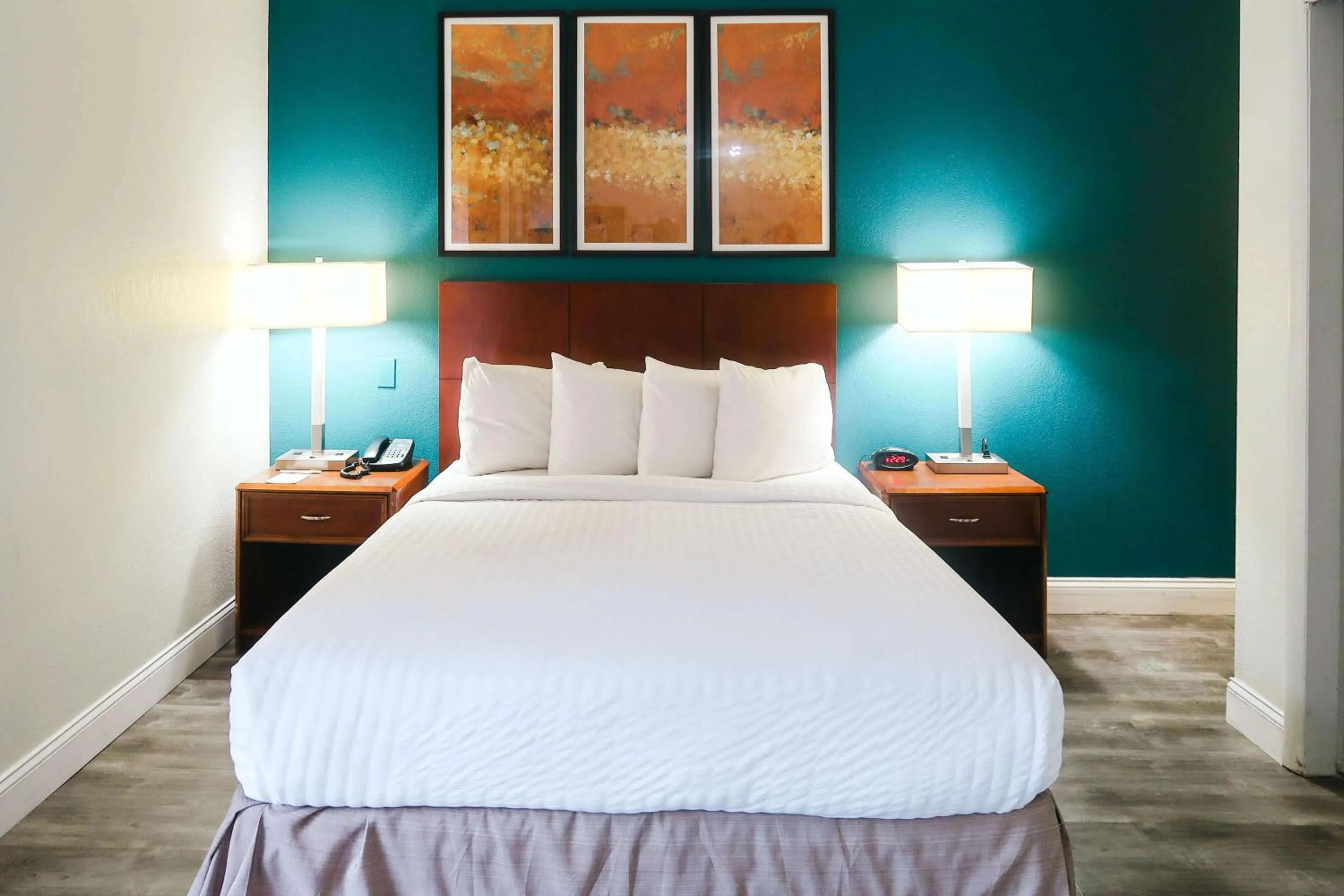 Queen Studio Suite with Bathtub w/Grab Bars - Mobility Accessible/Non-Smoking in Tysons Corner Suites, A Baymont by Wyndham