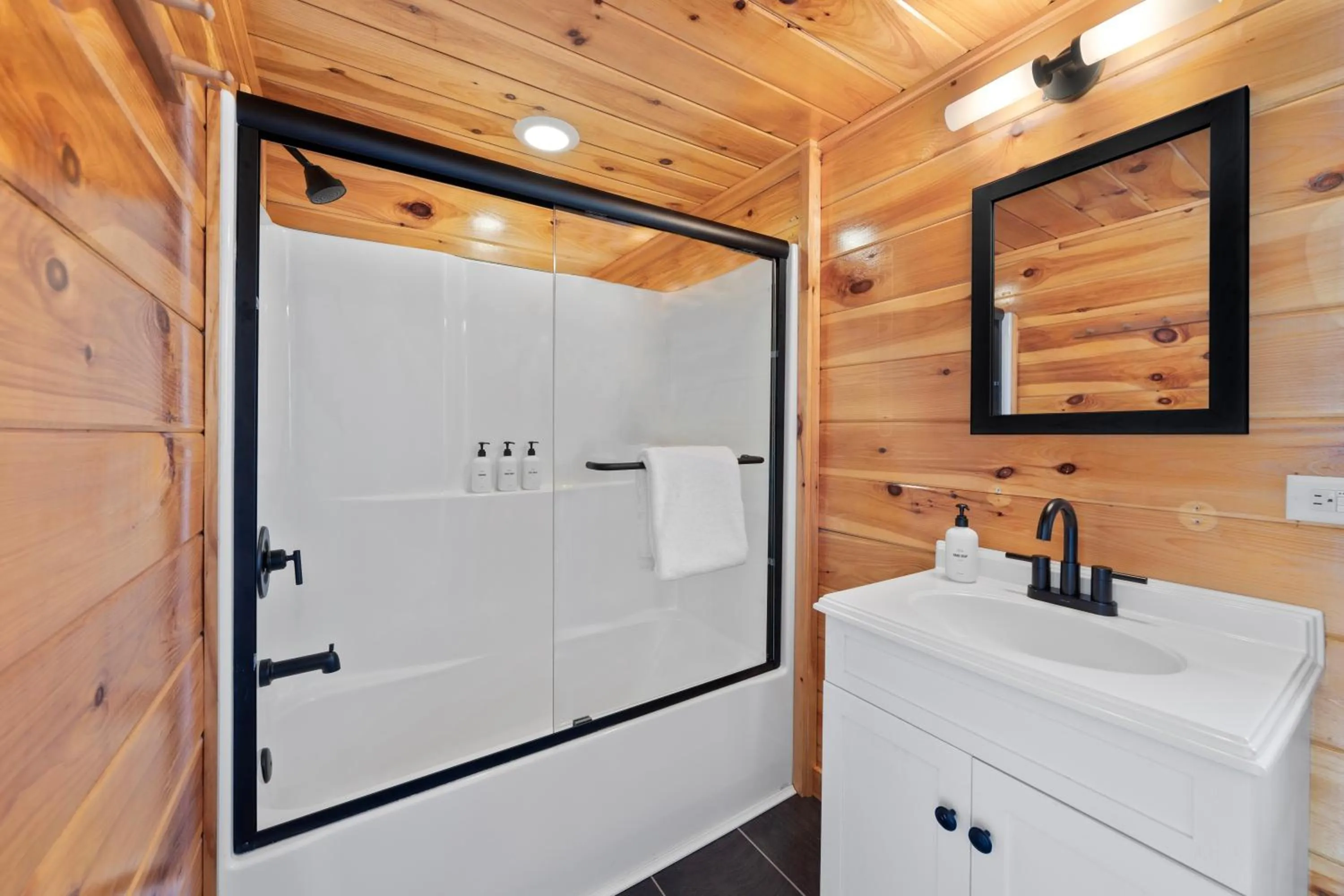 One Bedroom Suite with One King Bed in Wolfjaw Lodge