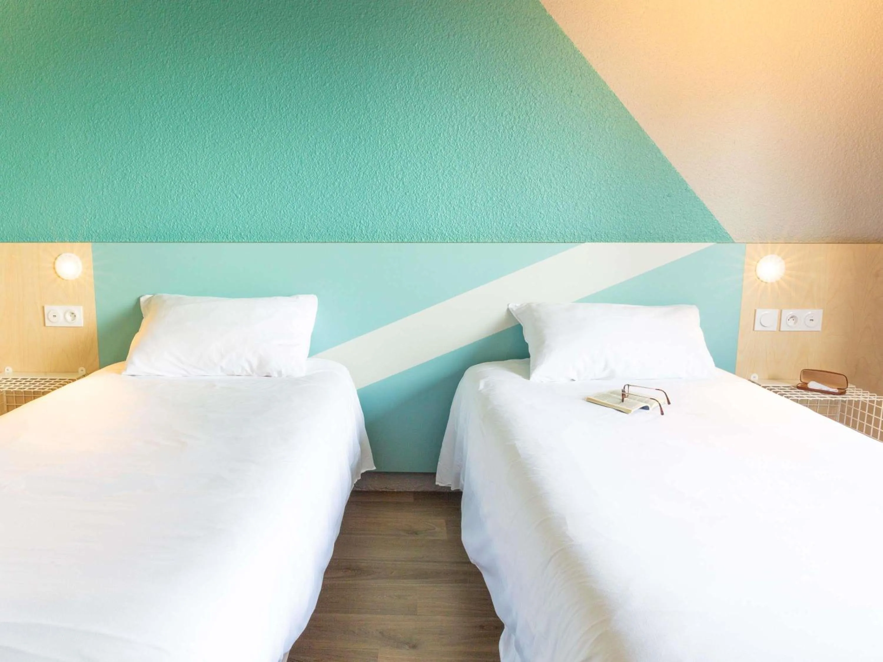 Standard Twin Room in ibis budget Tours Sud