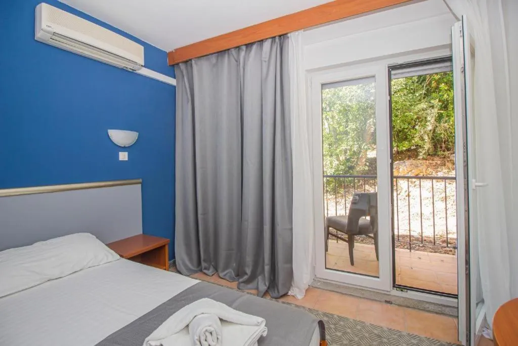 Standard Double or Twin Room with Garden View in Hotel Lumbarda