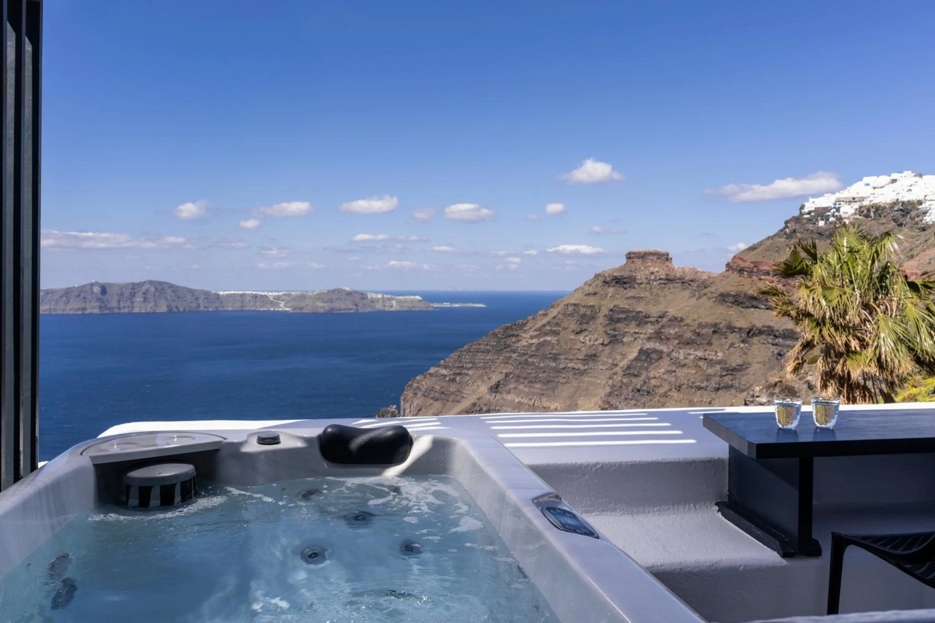 Honeymoon Suite with Outdoor Jetted Tub and Caldera View in Mill Houses New Elegant Suites