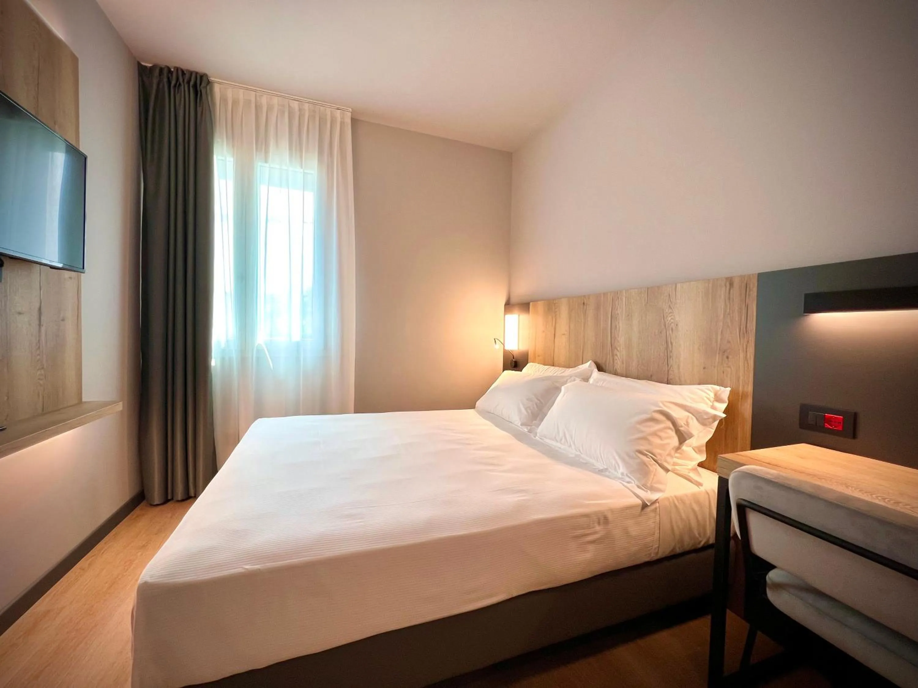 Standard Queen Room in Hotel Leonessa