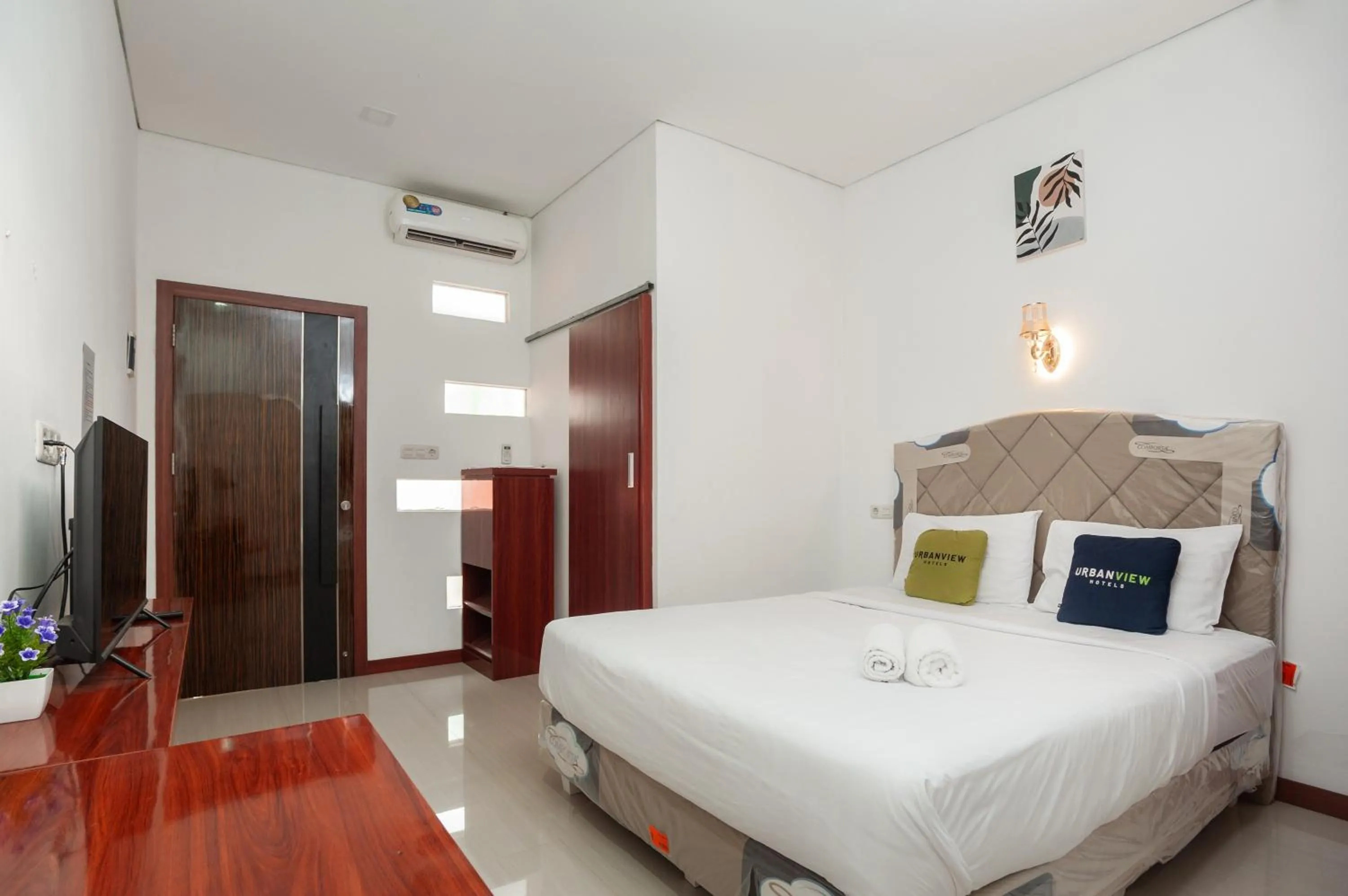 Superior Double Room in Urbanview Hotel Amarilis Sentul Bogor by RedDoorz