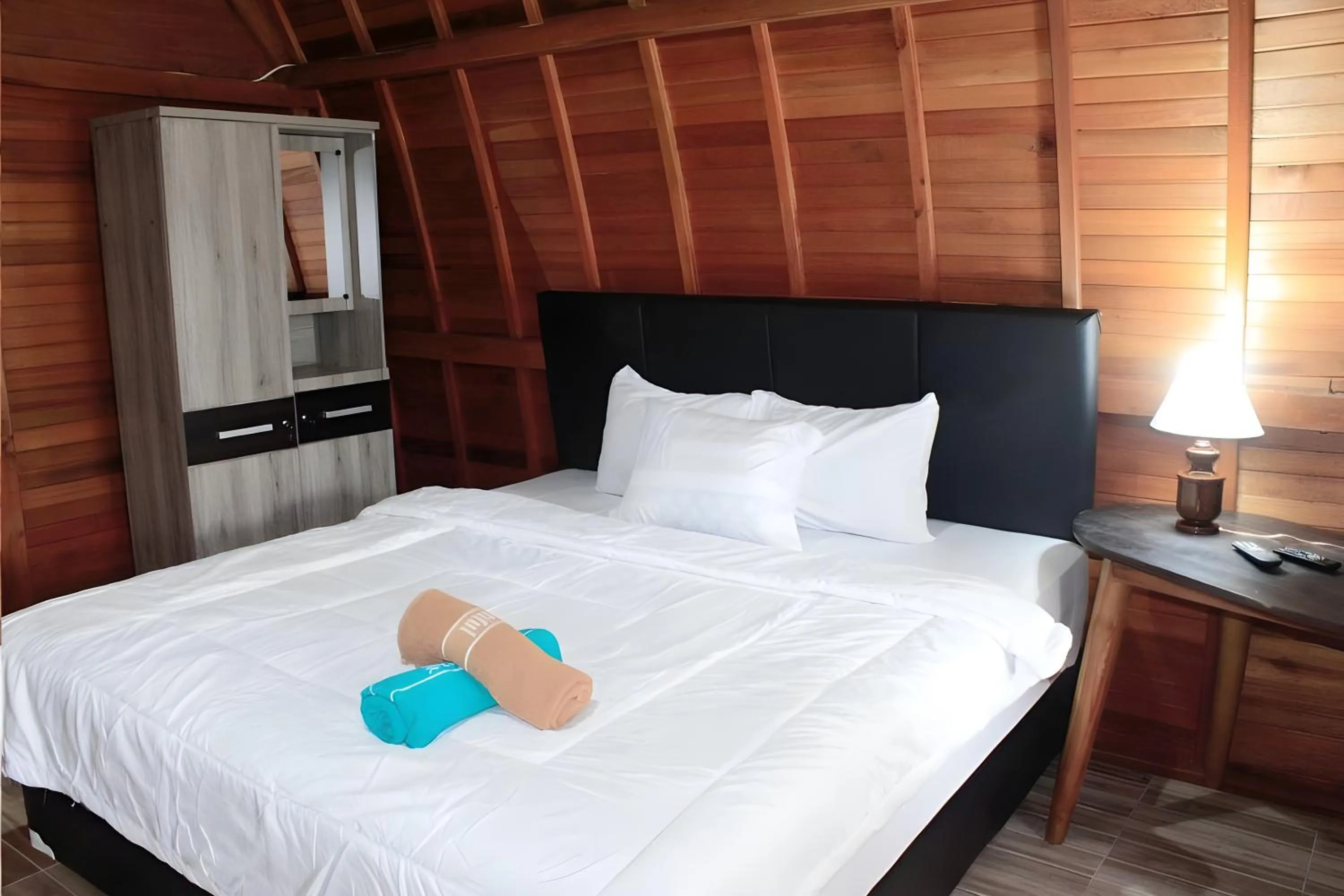 Deluxe Double Room with Shower in Sekar Kuning Villa