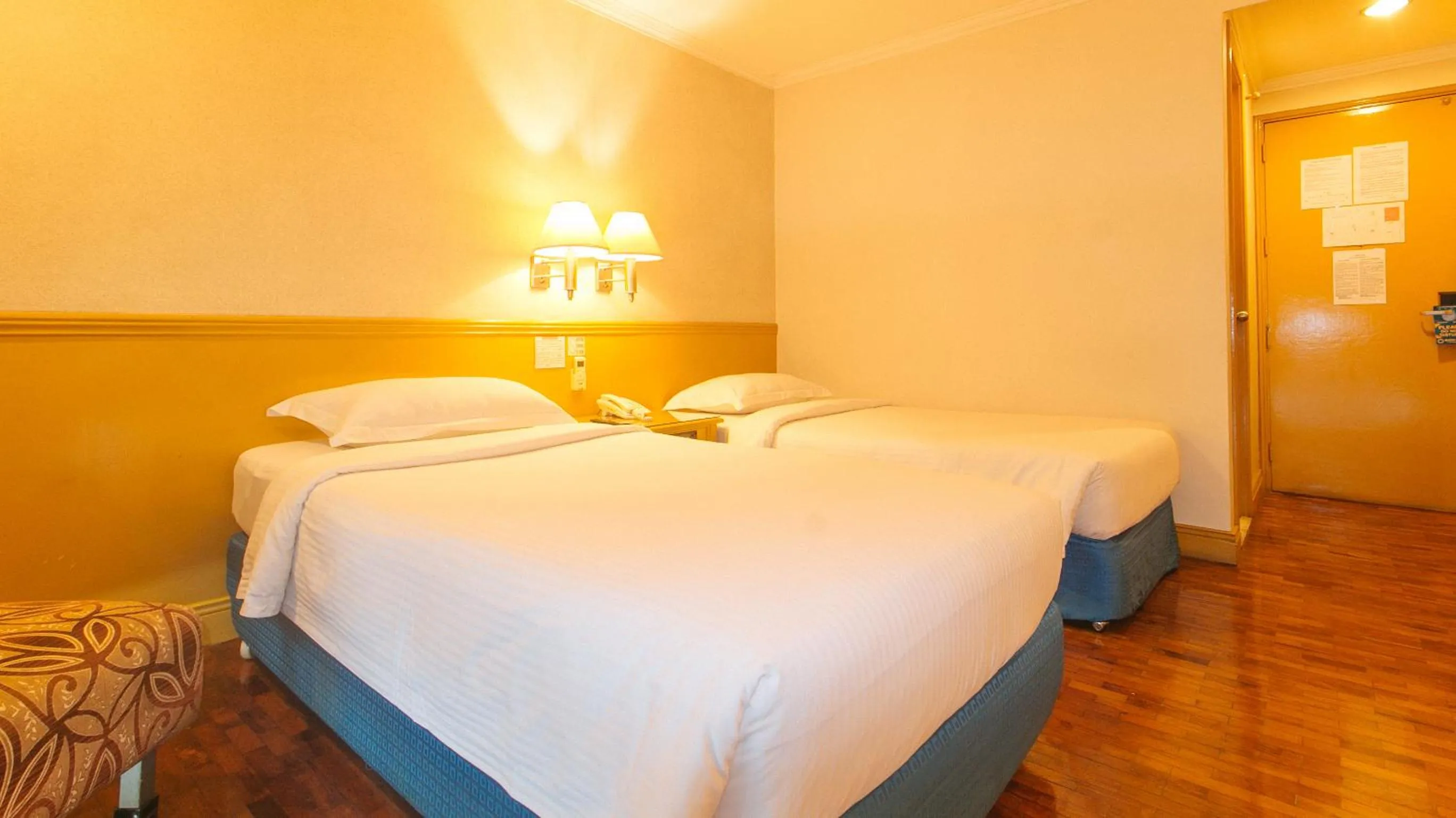 Deluxe Twin Room in Aloha Hotel Roxas Boulevard Manila