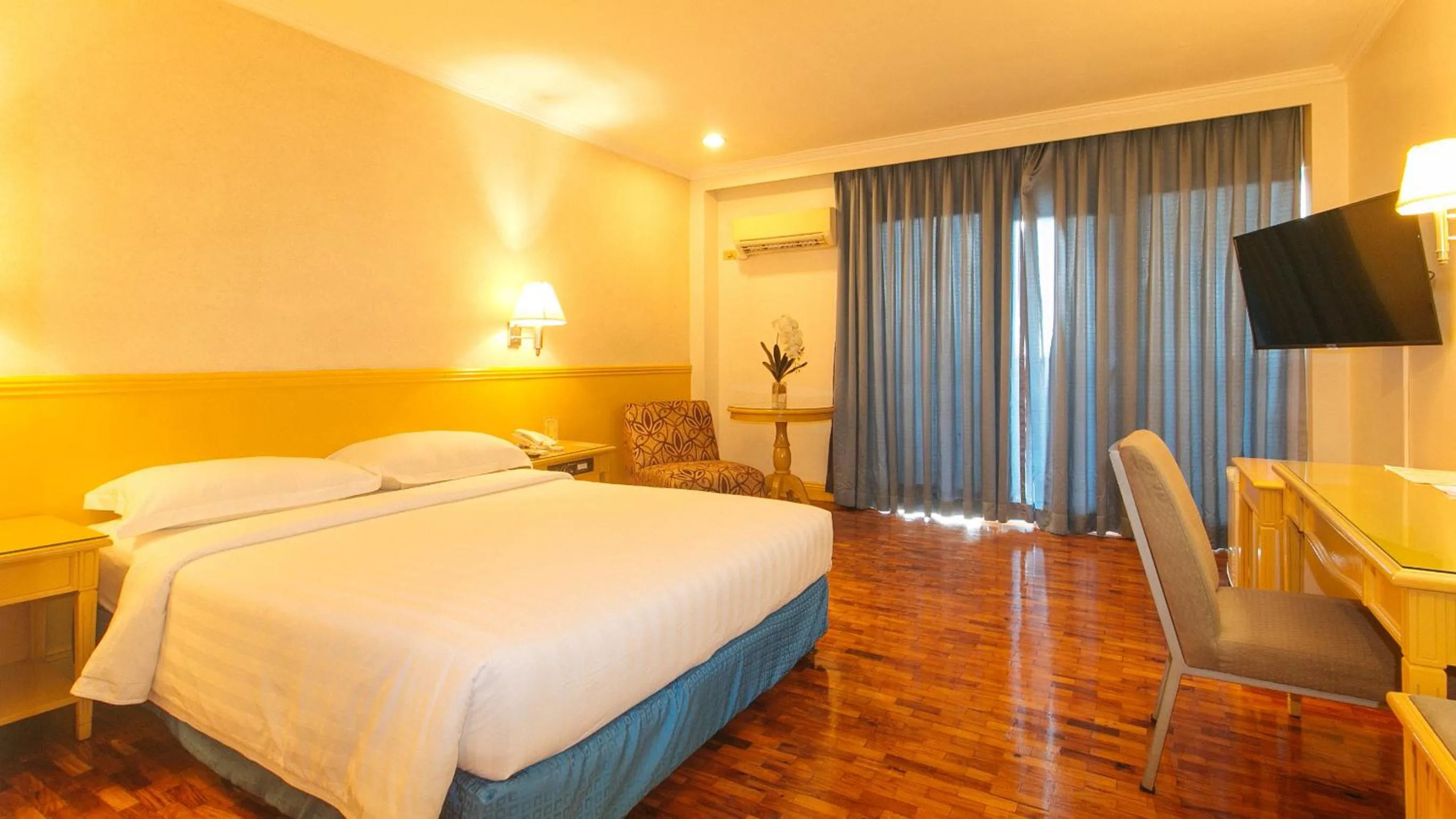 Superior Queen Room in Aloha Hotel Roxas Boulevard Manila