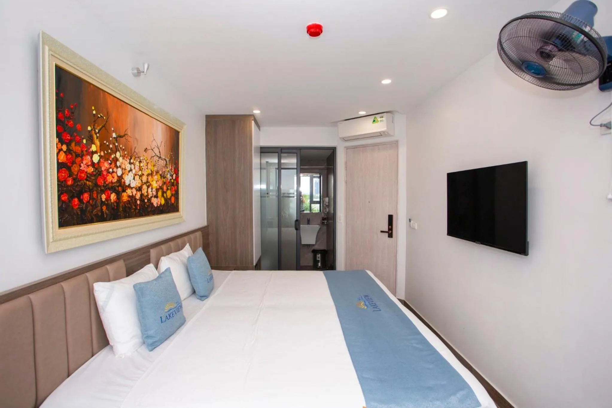 Deluxe Double or Twin Room with City View in Lake View Hotel