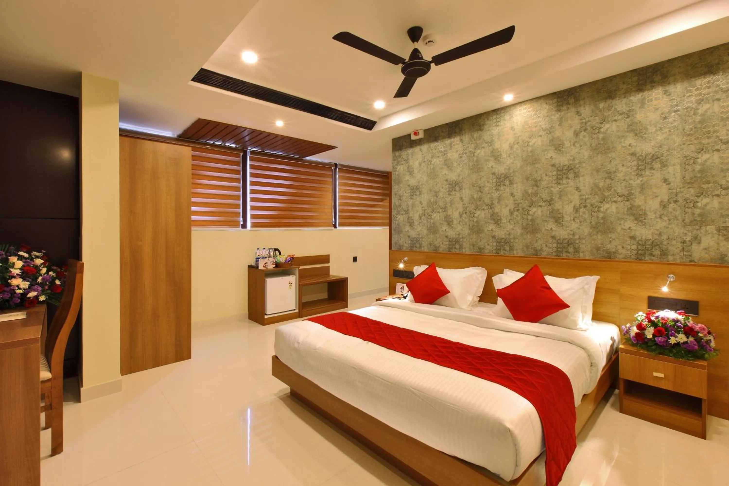 Deluxe King Room in Hotel NovArk Munnar