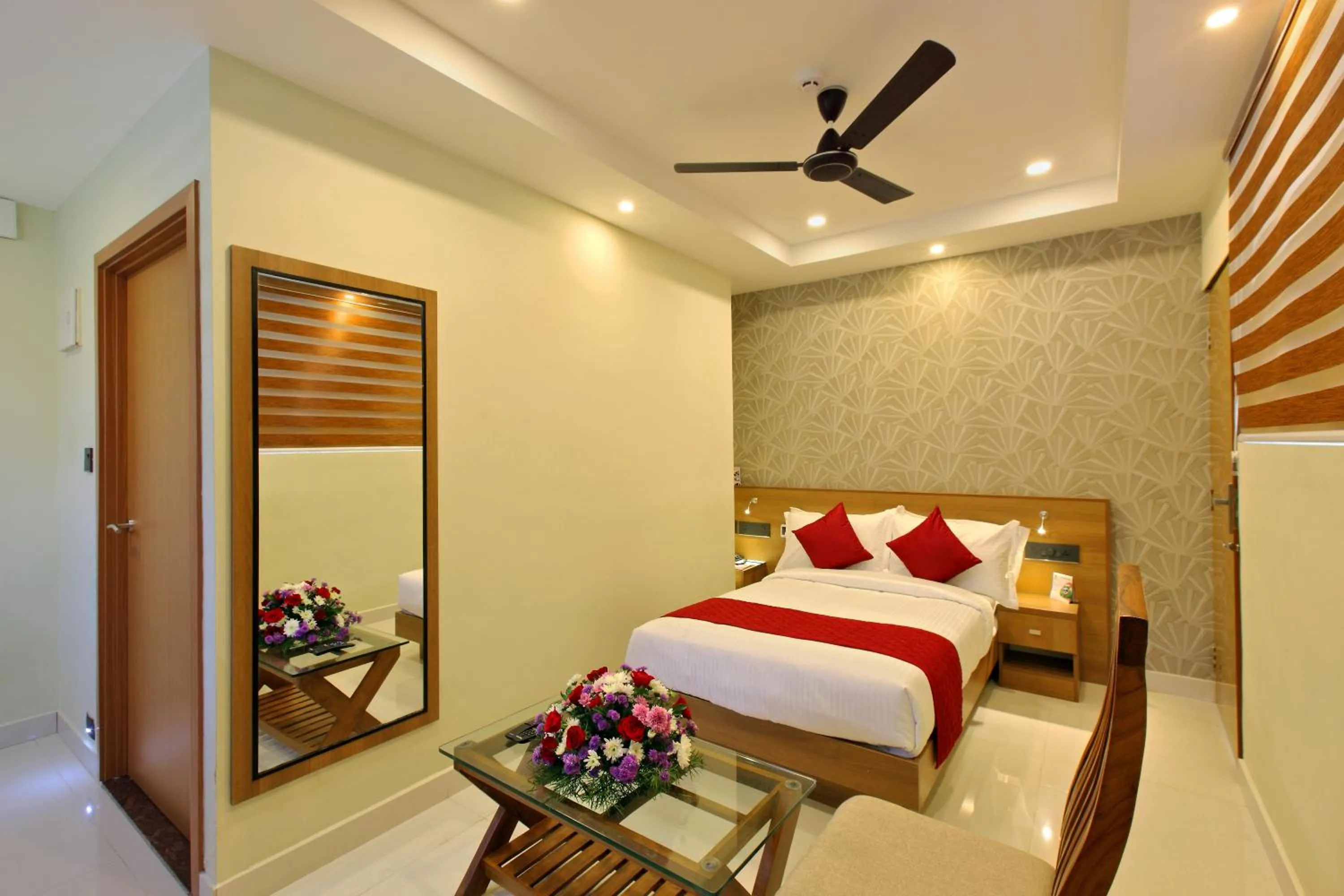 Queen Room with Balcony in Hotel NovArk Munnar
