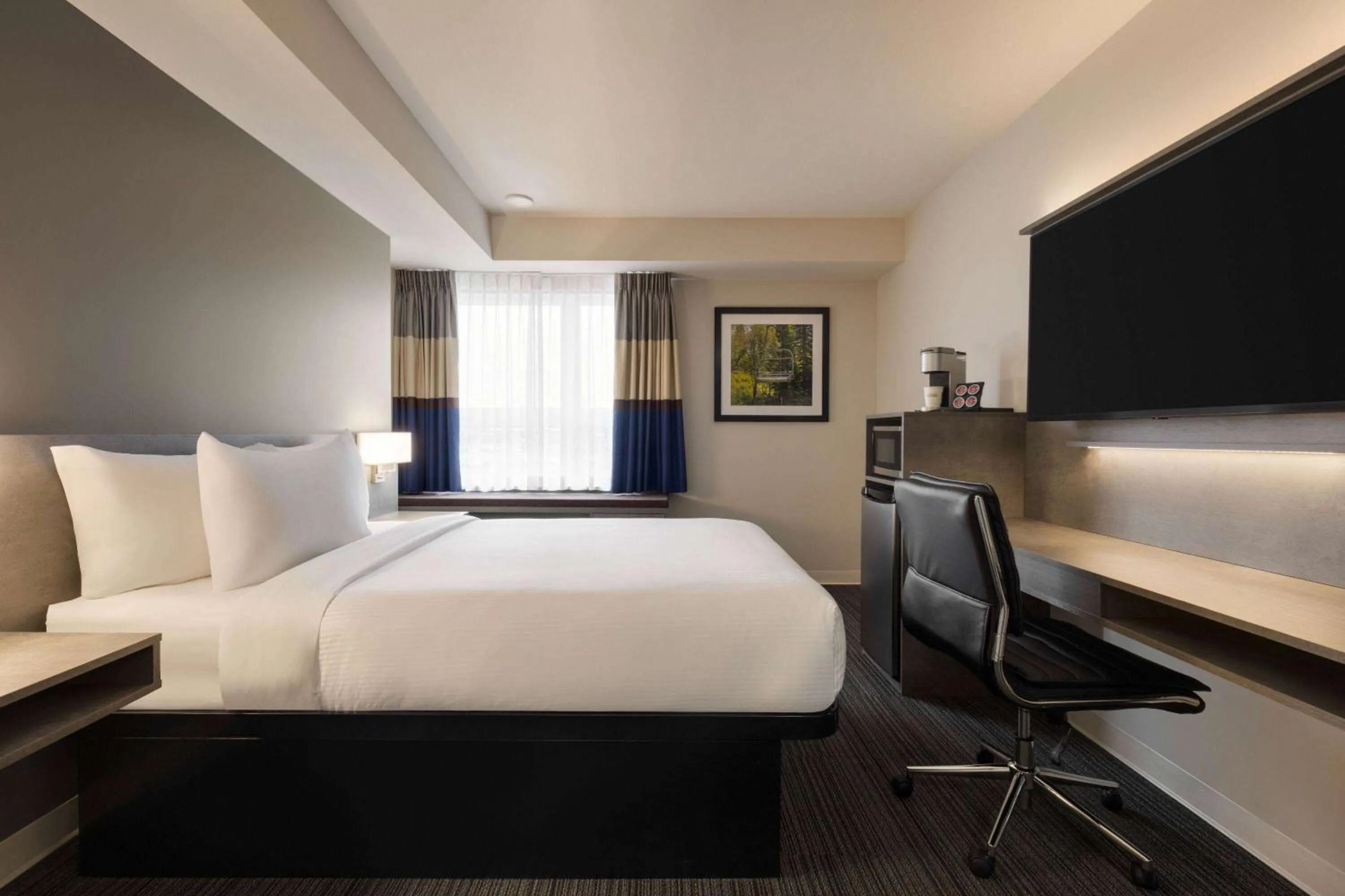 Queen Room - Non-Smoking in Microtel Inn & Suites by Wyndham Boisbriand