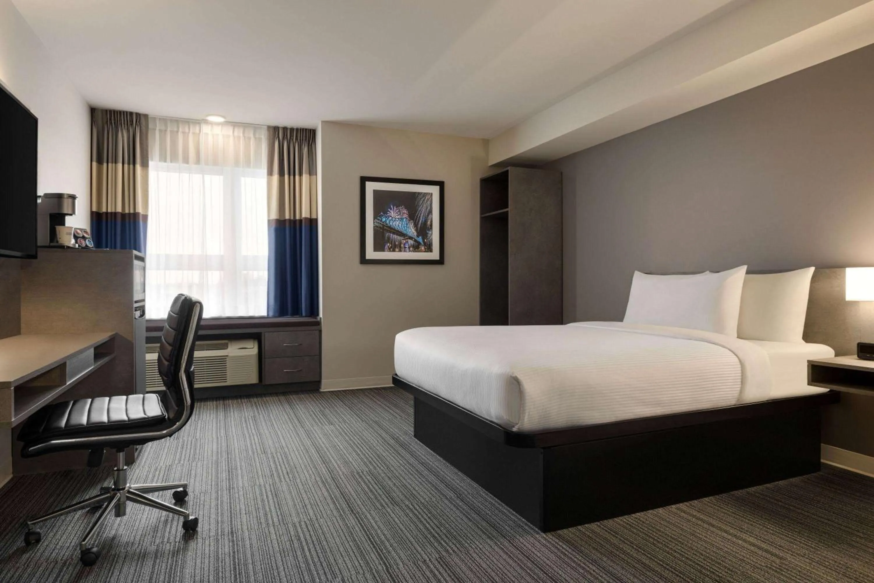 Queen Room with Mobility/Hearing Access and Roll-In Shower, Non-Smoking in Microtel Inn & Suites by Wyndham Boisbriand