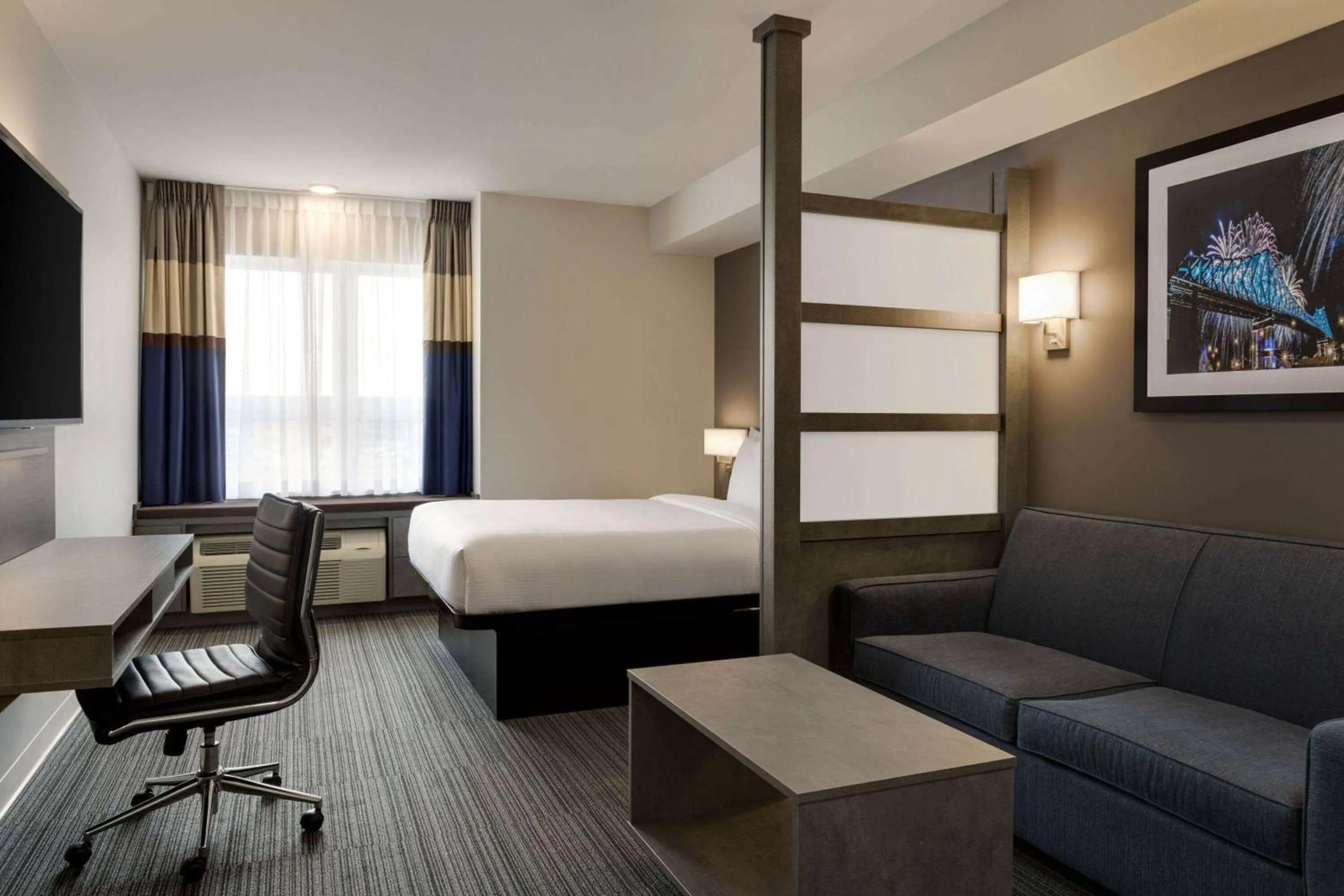 Queen Business Suite, Non-Smoking in Microtel Inn & Suites by Wyndham Boisbriand