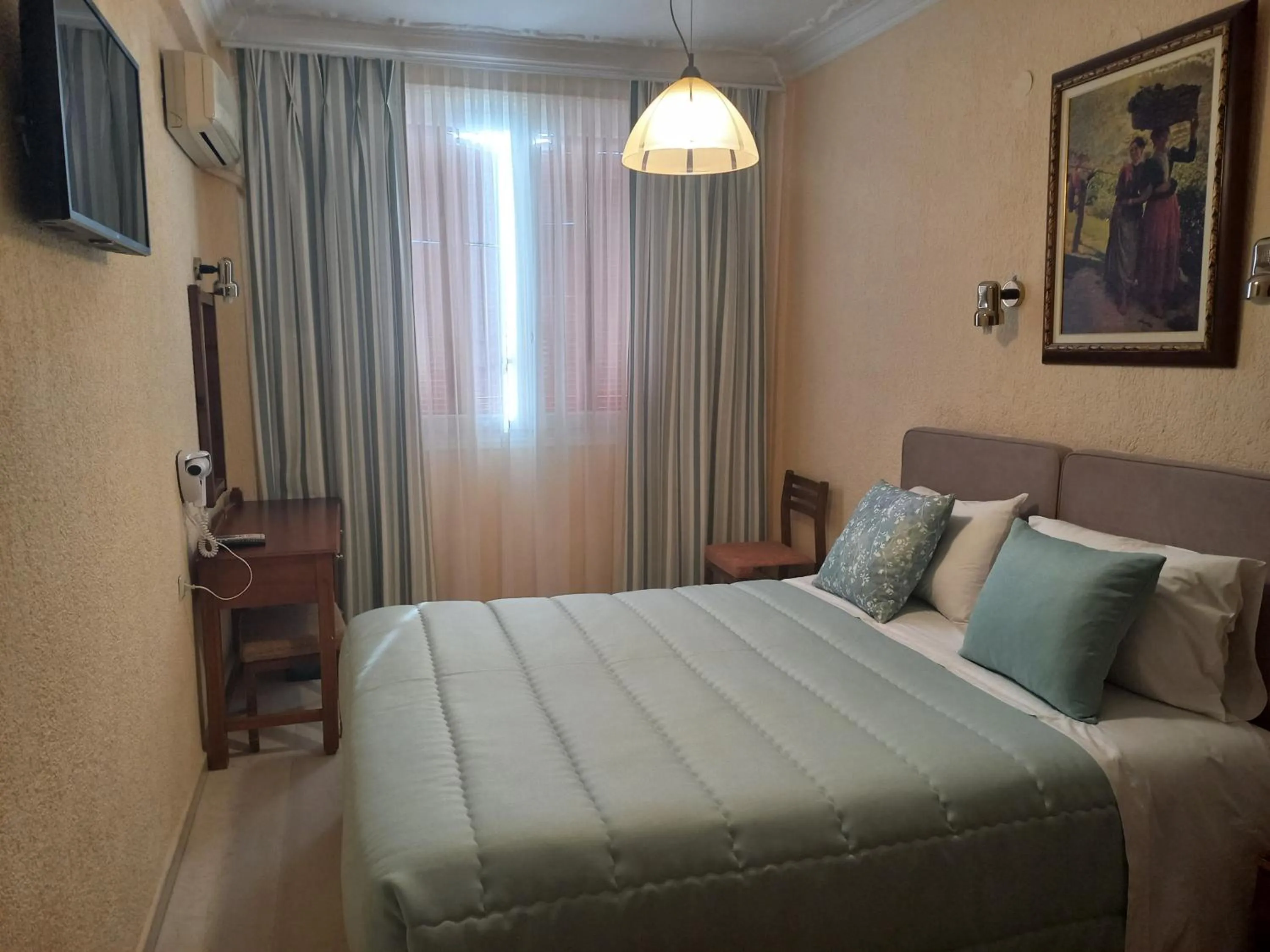 Budget Double Room in Hermes Delphi Hotel