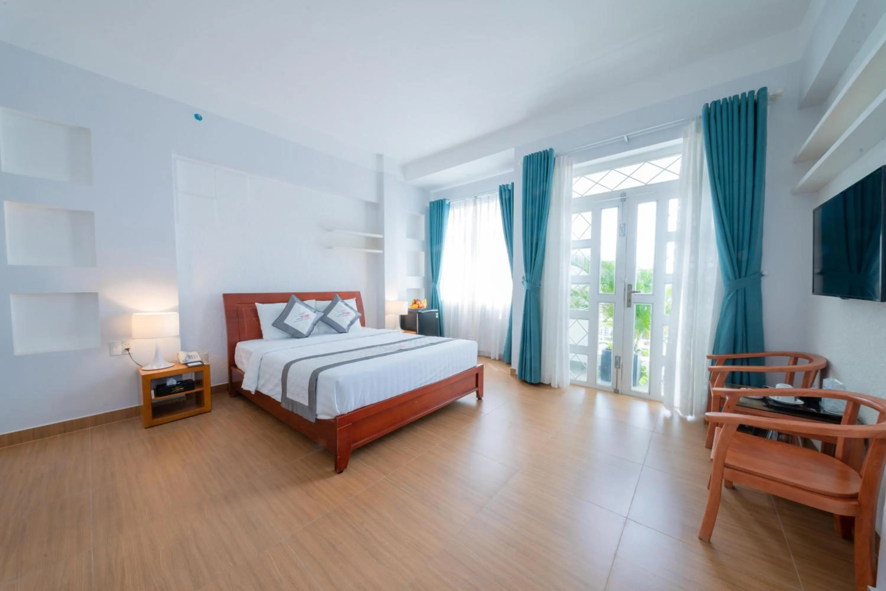 Deluxe Double Room with Balcony in Yen Nam Hotel Nguyen Thai Son