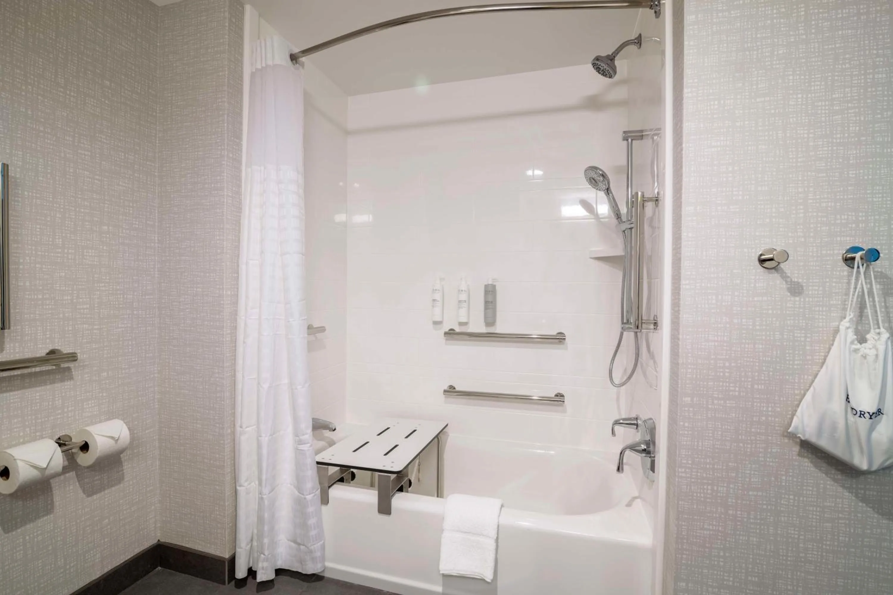 Queen Room with Two Queen Beds and Bath Tub - Mobility Access in Hampton Inn Lincoln White Mountains