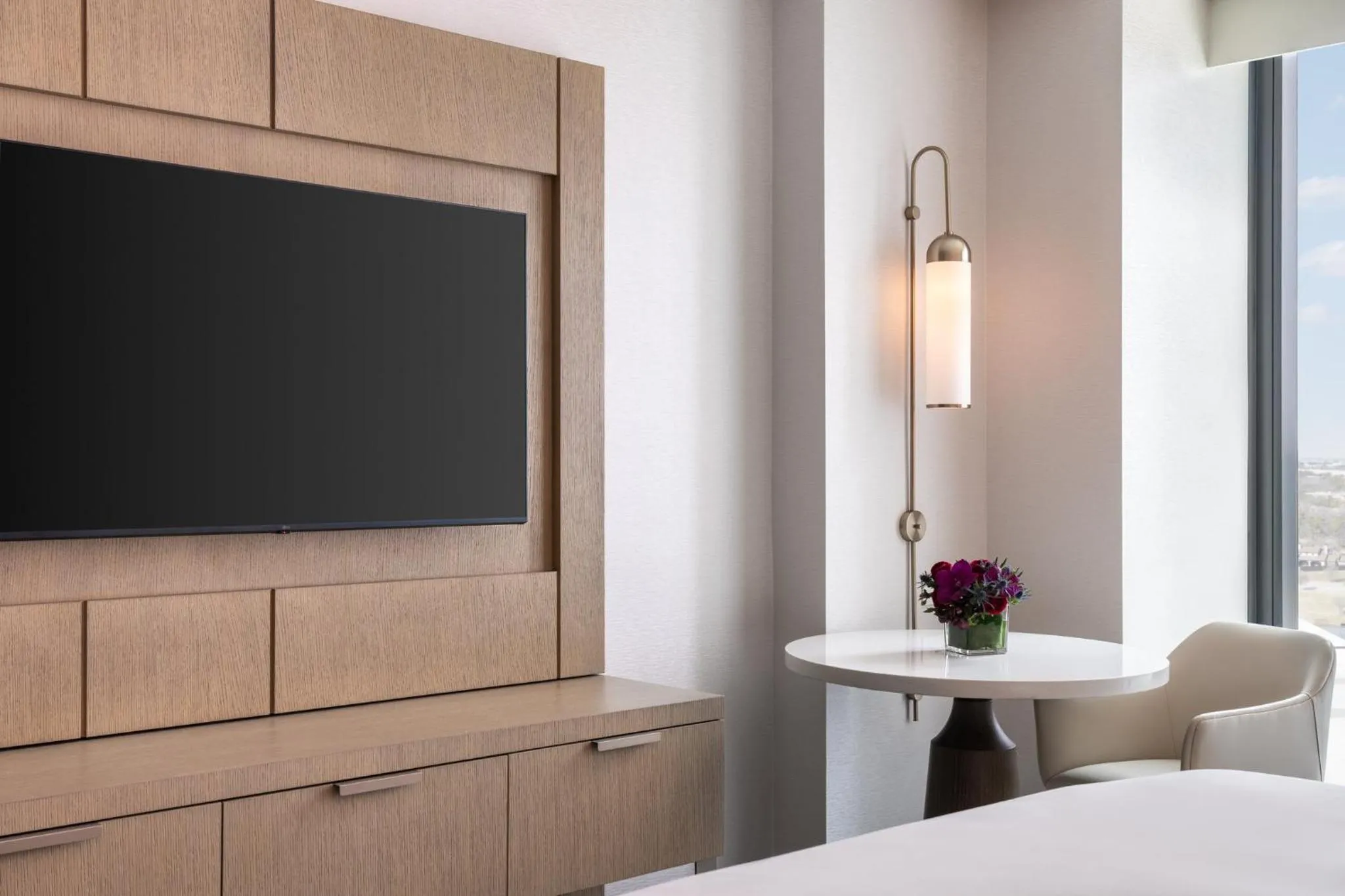 Luxury Suite 2 Queens Hearing Accessible in Loews Arlington Hotel