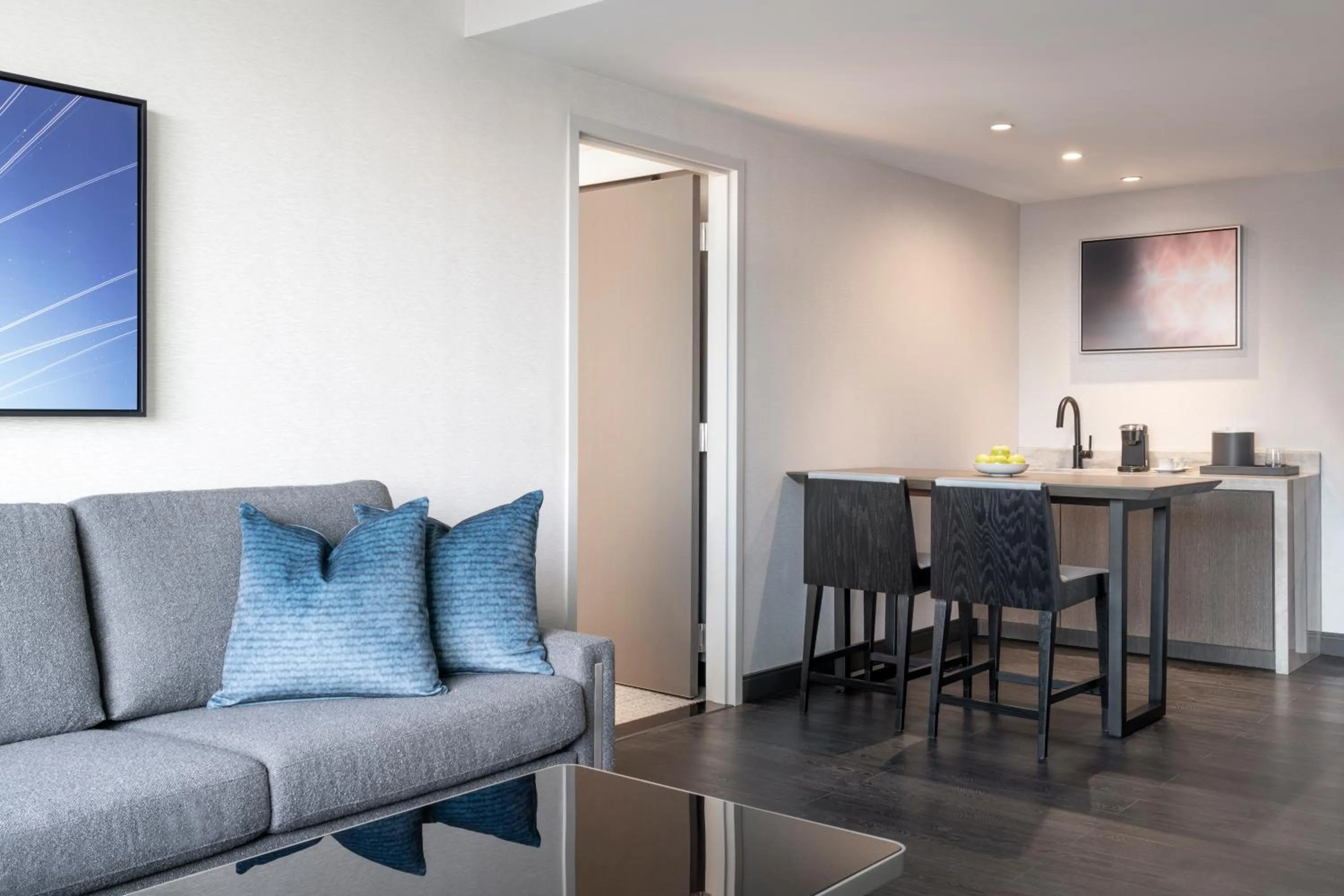 Grand Corner Suite 2 Queens in Loews Arlington Hotel