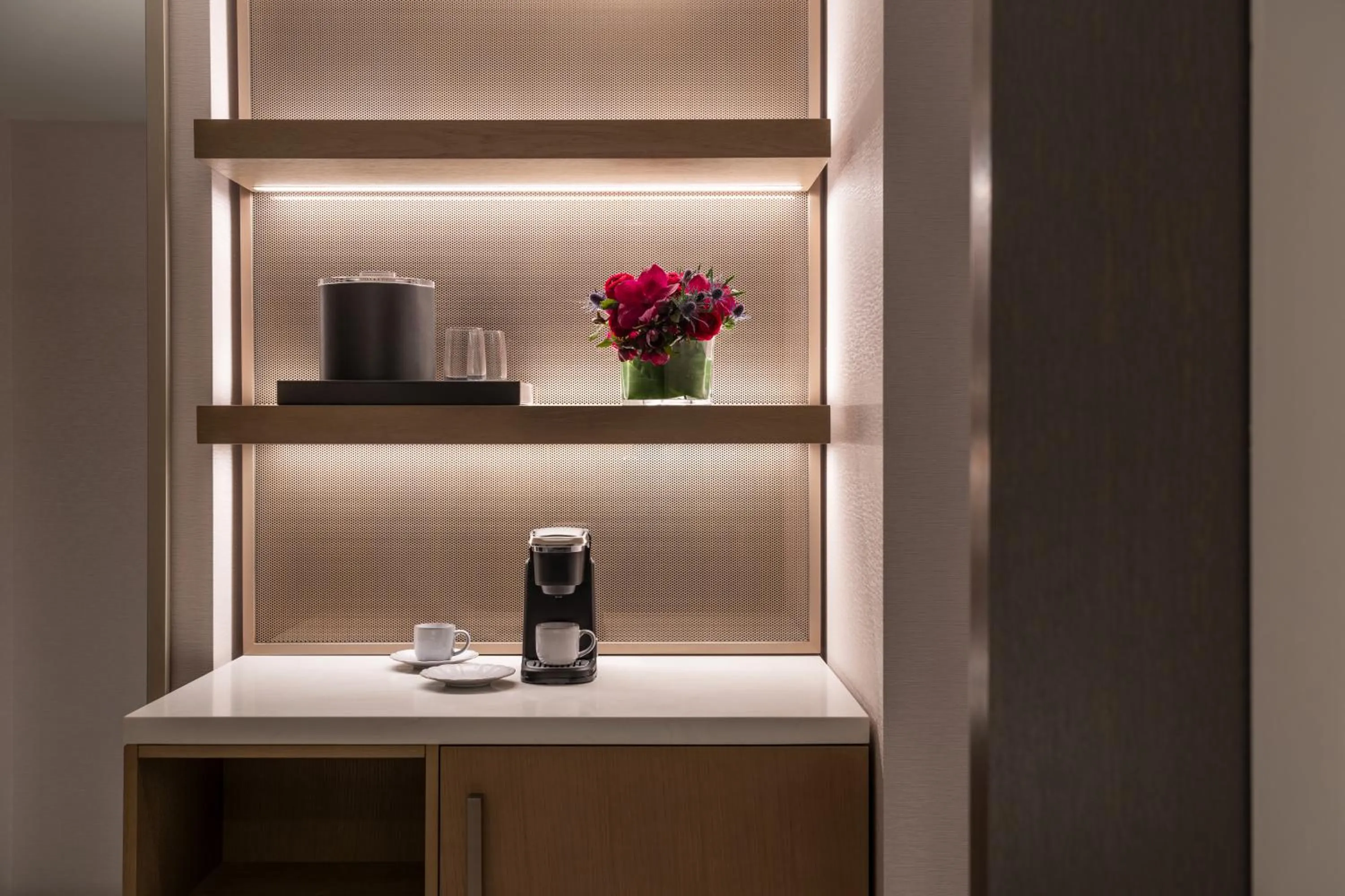 Deluxe King Hearing Accessible in Loews Arlington Hotel