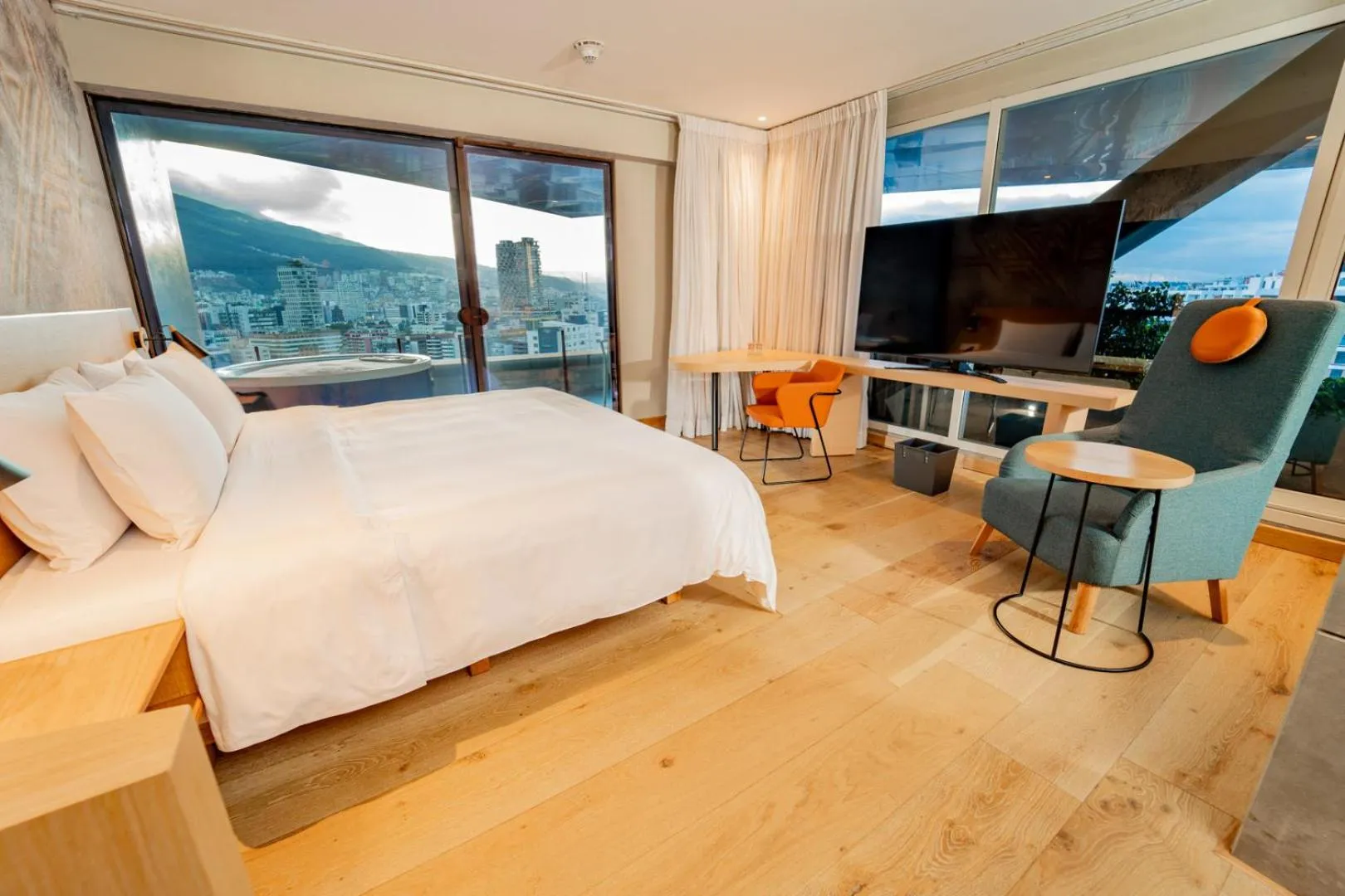 King Suite with Spa Bath in GO Quito Hotel