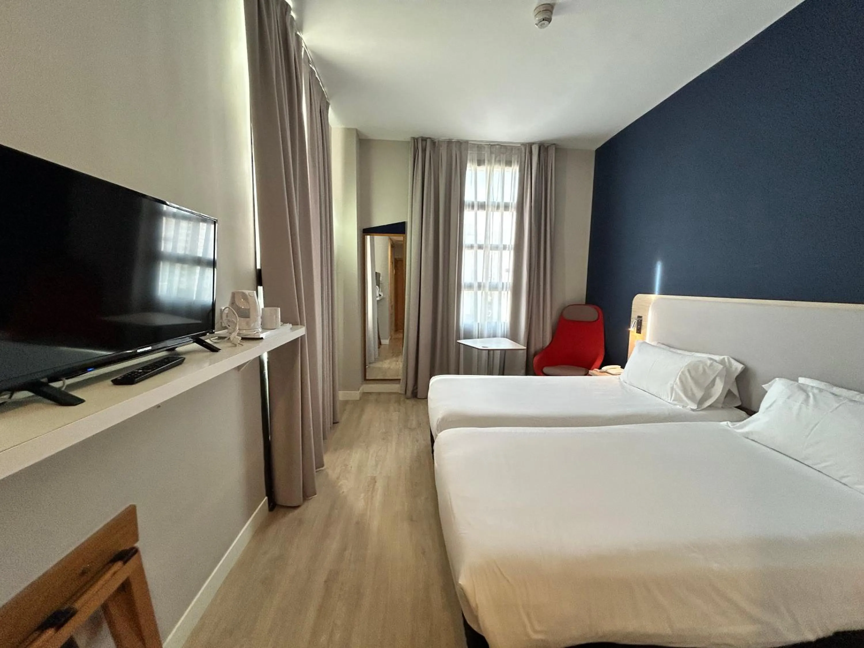 Standard Room with Free Breakfast in Holiday Inn Express Ciudad de las Ciencias by IHG