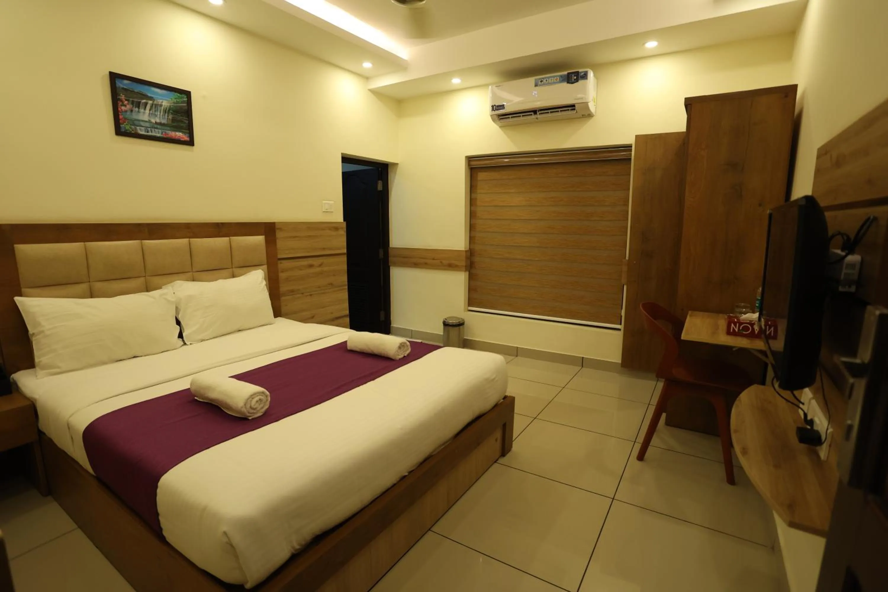 Deluxe Double Room in Balaji Regency Kanhangad