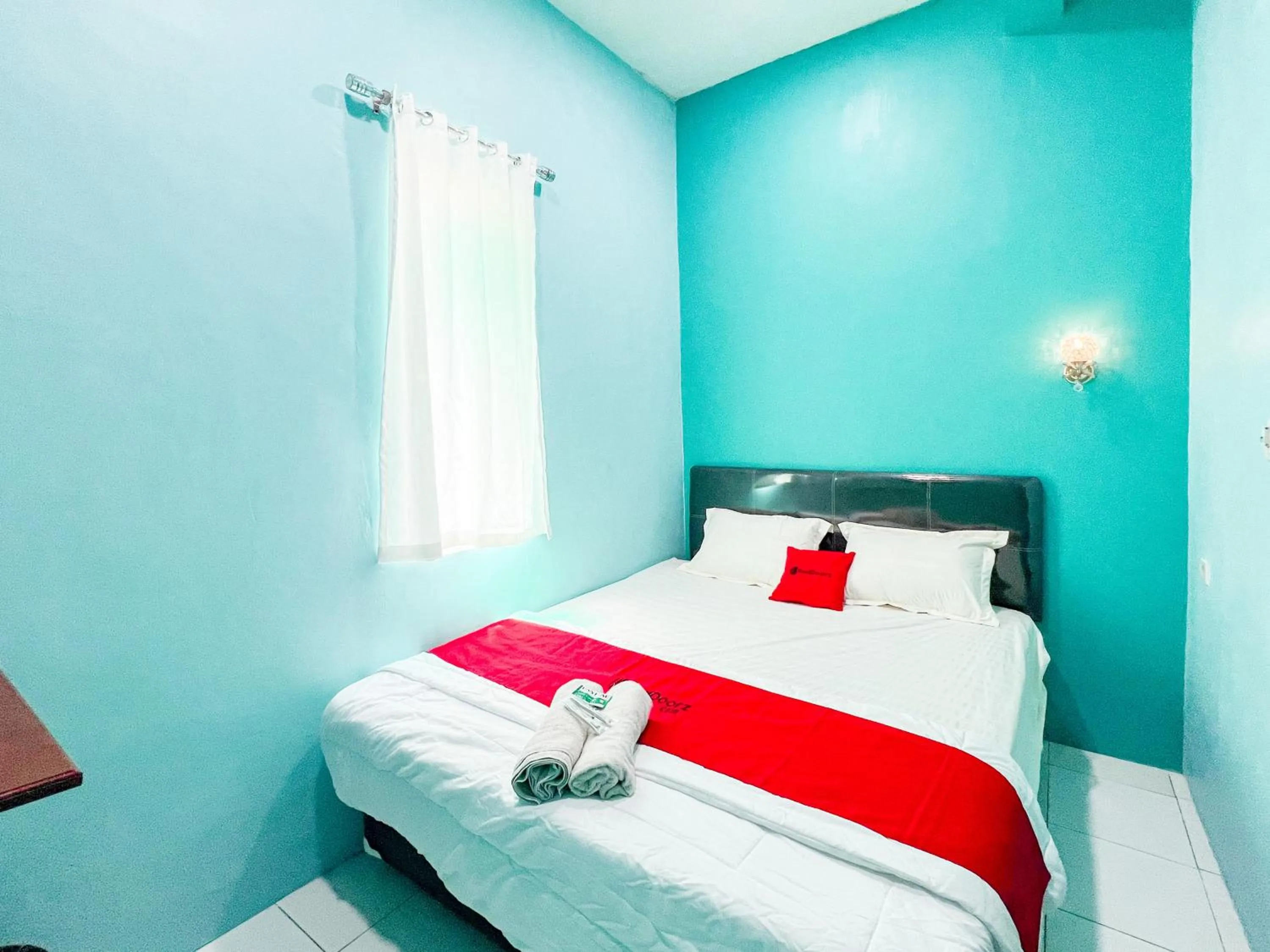 Deluxe Room in RedDoorz near Sunrise Mall Mojokerto
