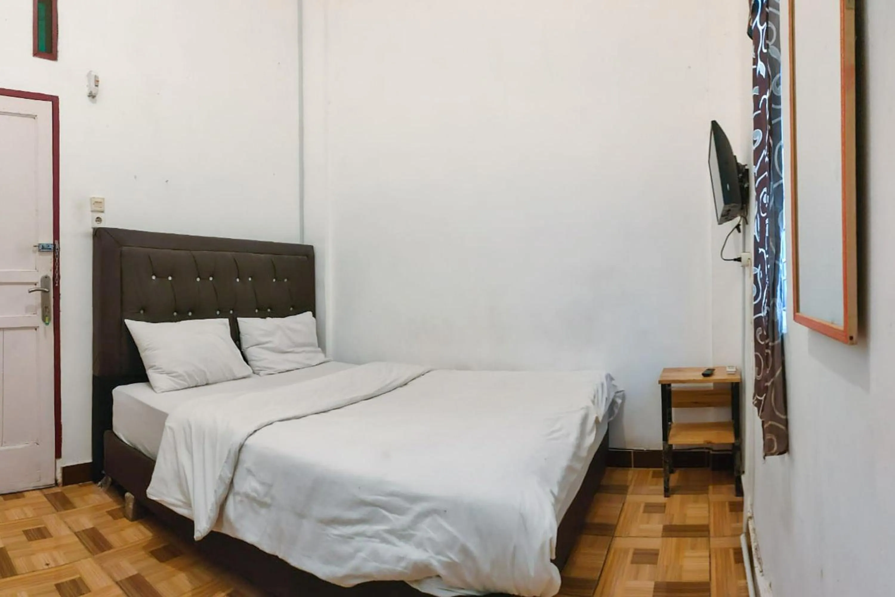 Double Room in Johje Guest House Medan Mitra RedDoorz