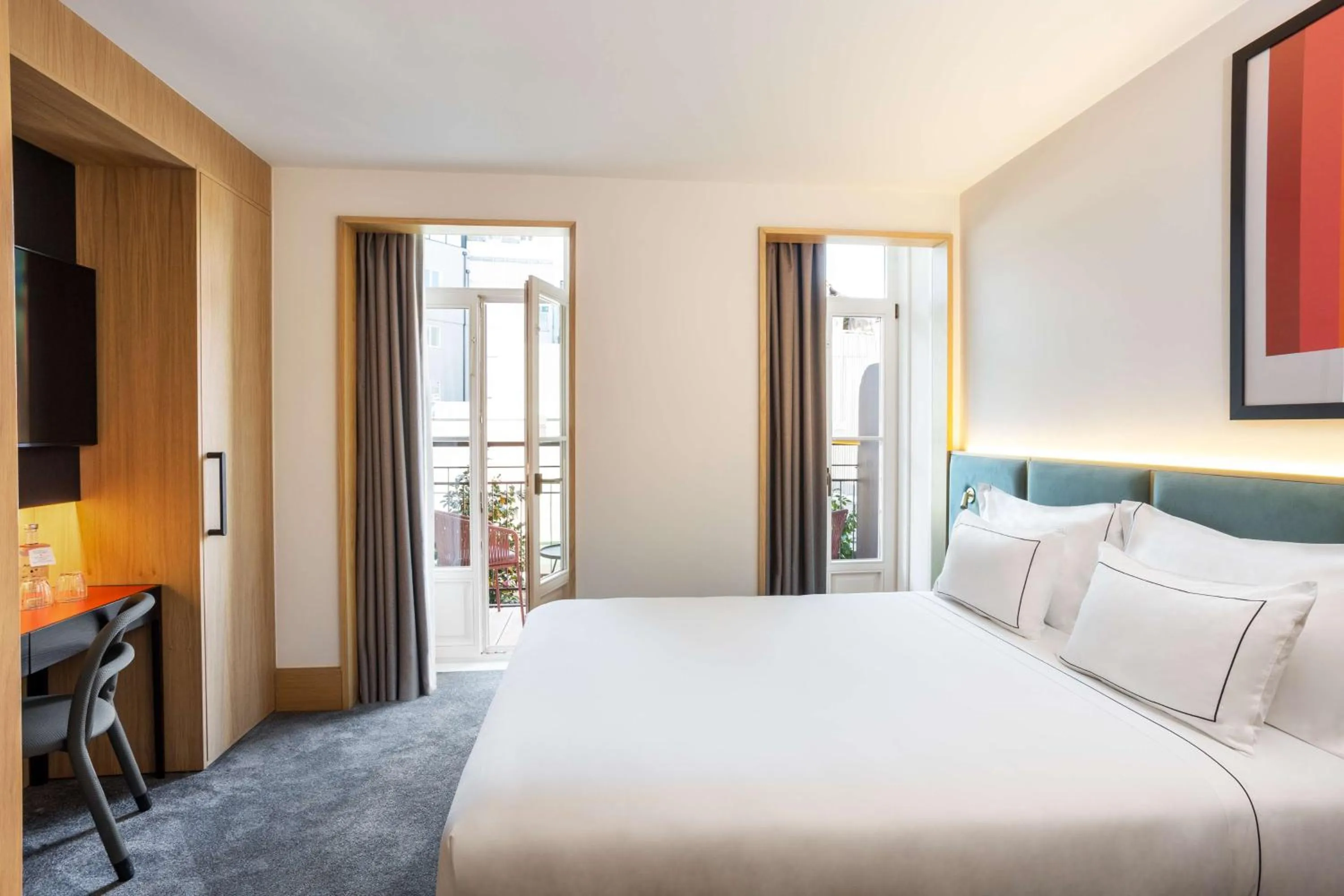 Queen Room with Balcony in Arts Hotel Porto, Tapestry Collection By Hilton