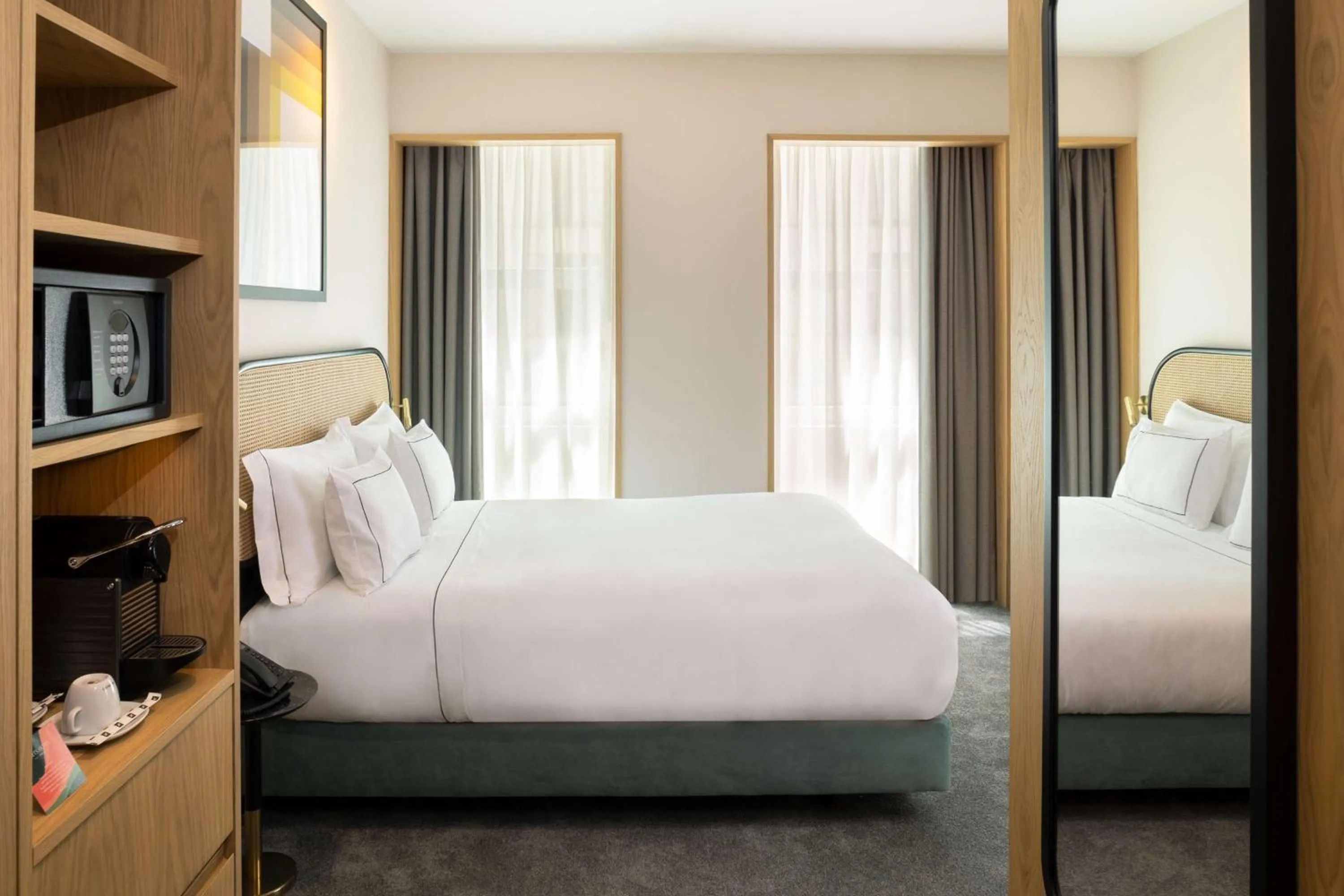 Queen Room in Arts Hotel Porto, Tapestry Collection By Hilton