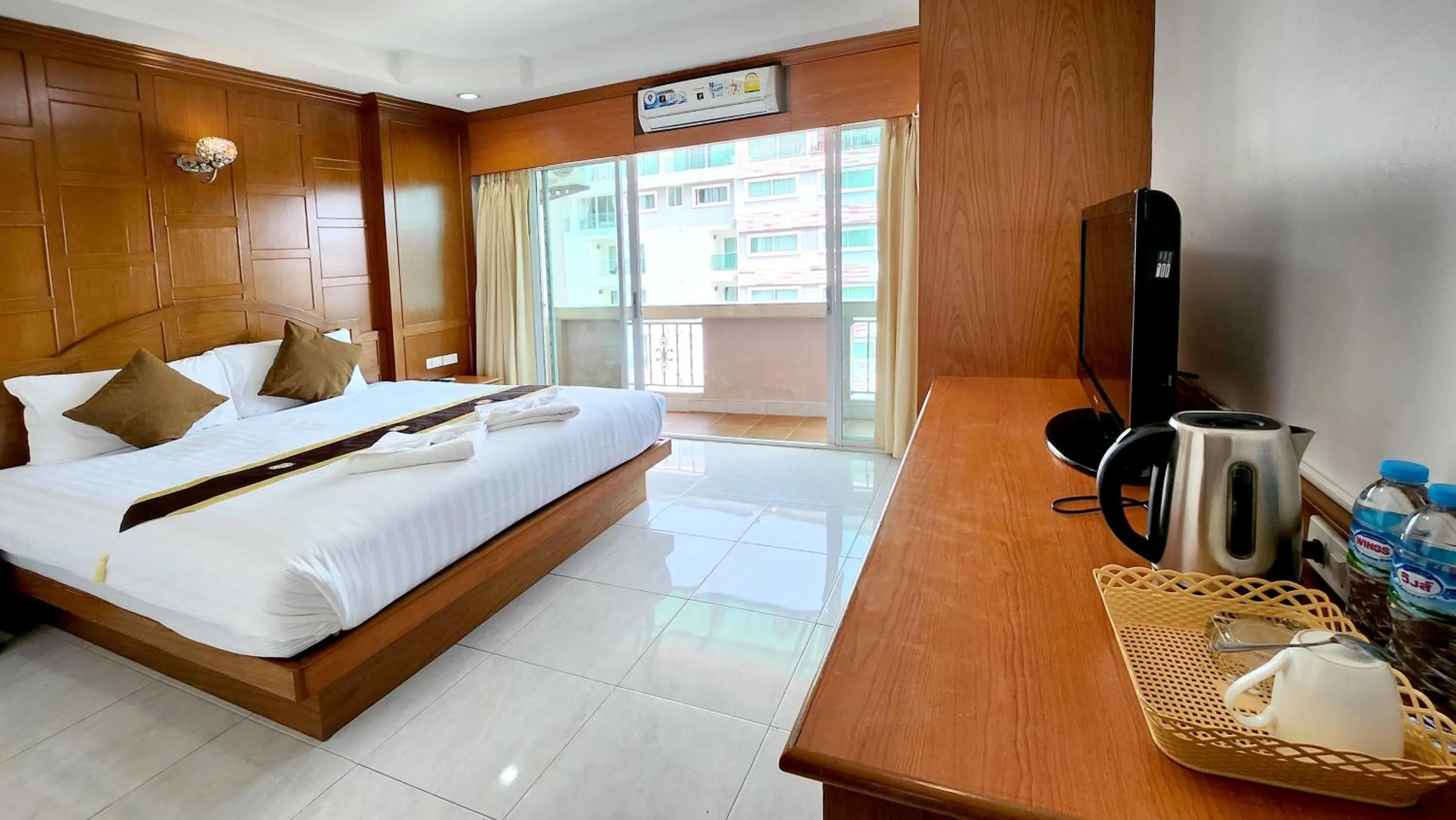 Deluxe Double Room with Balcony in Chalita House