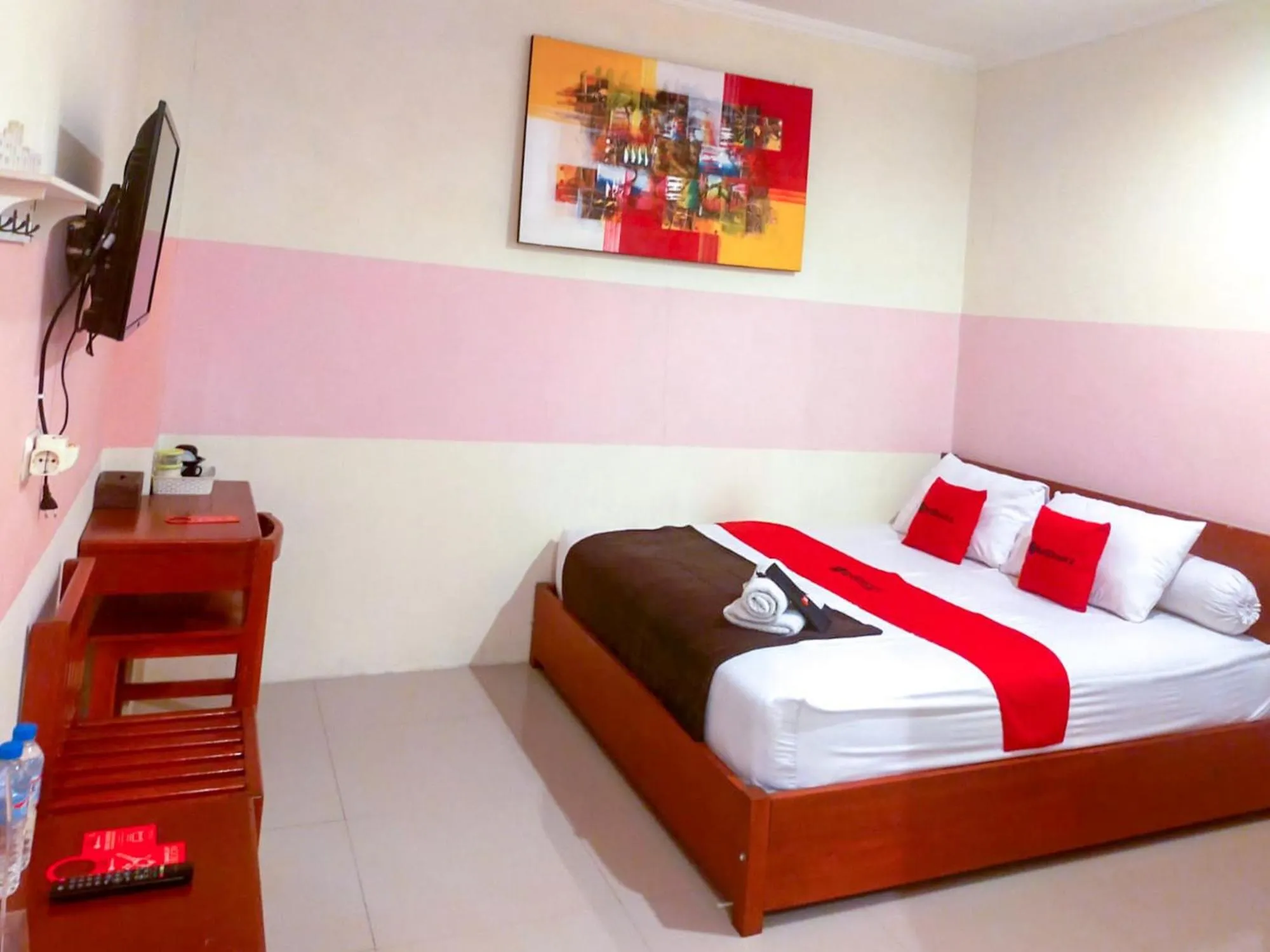 Twin Room in RedDoorz Near Jalan Jendral Sudirman