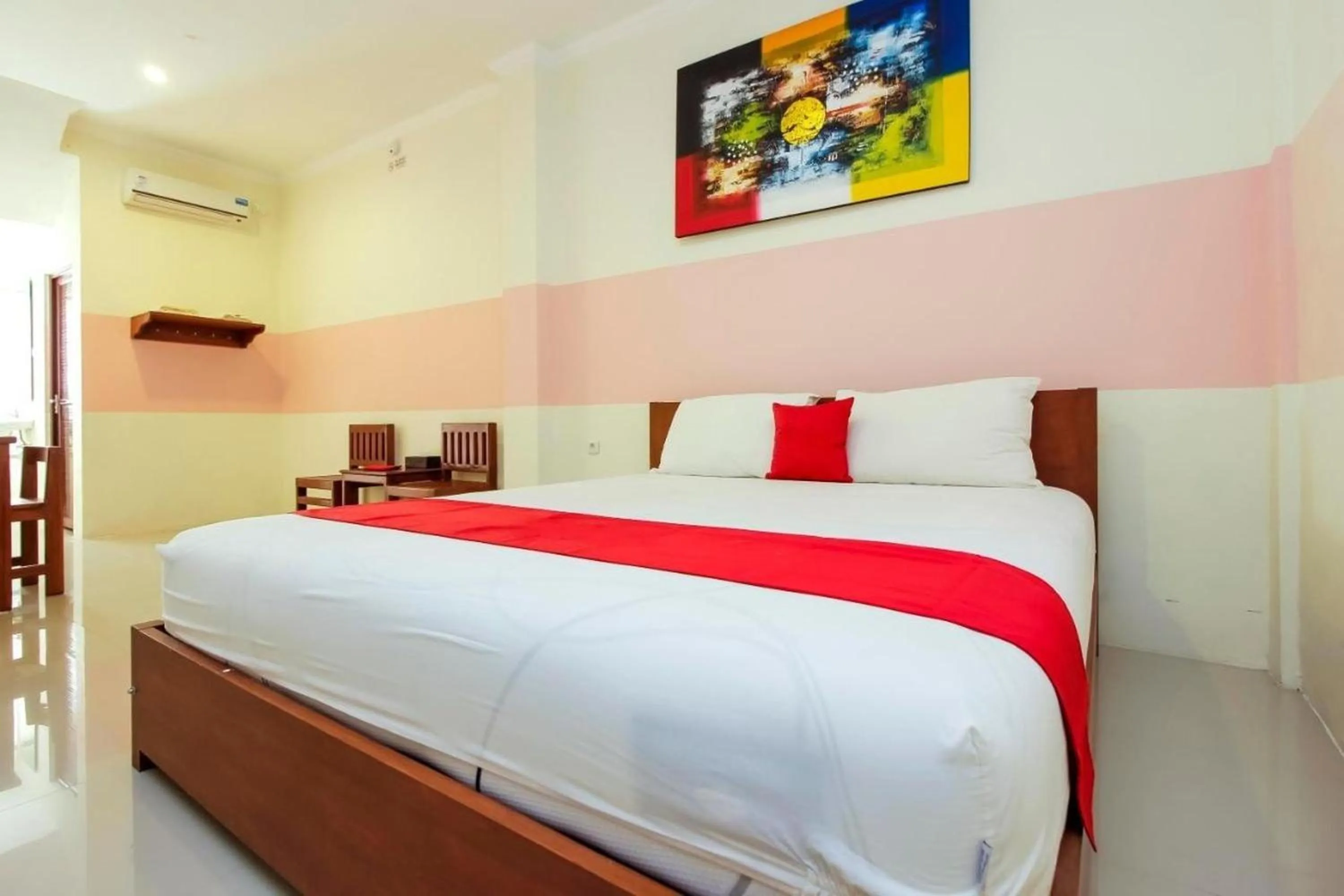 Deluxe Room in RedDoorz Near Jalan Jendral Sudirman