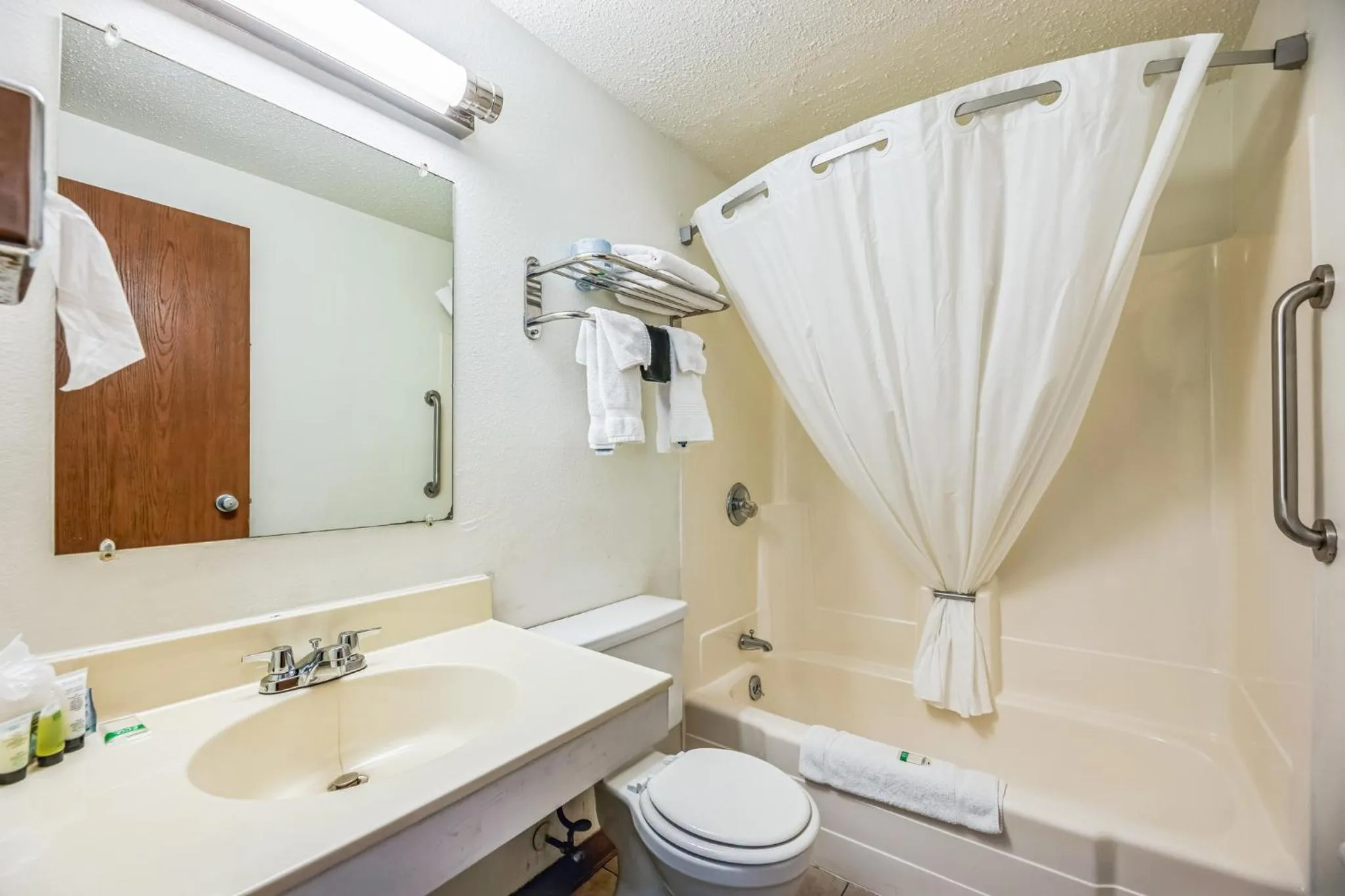 Queen Room - Disability Access in Hotel 8