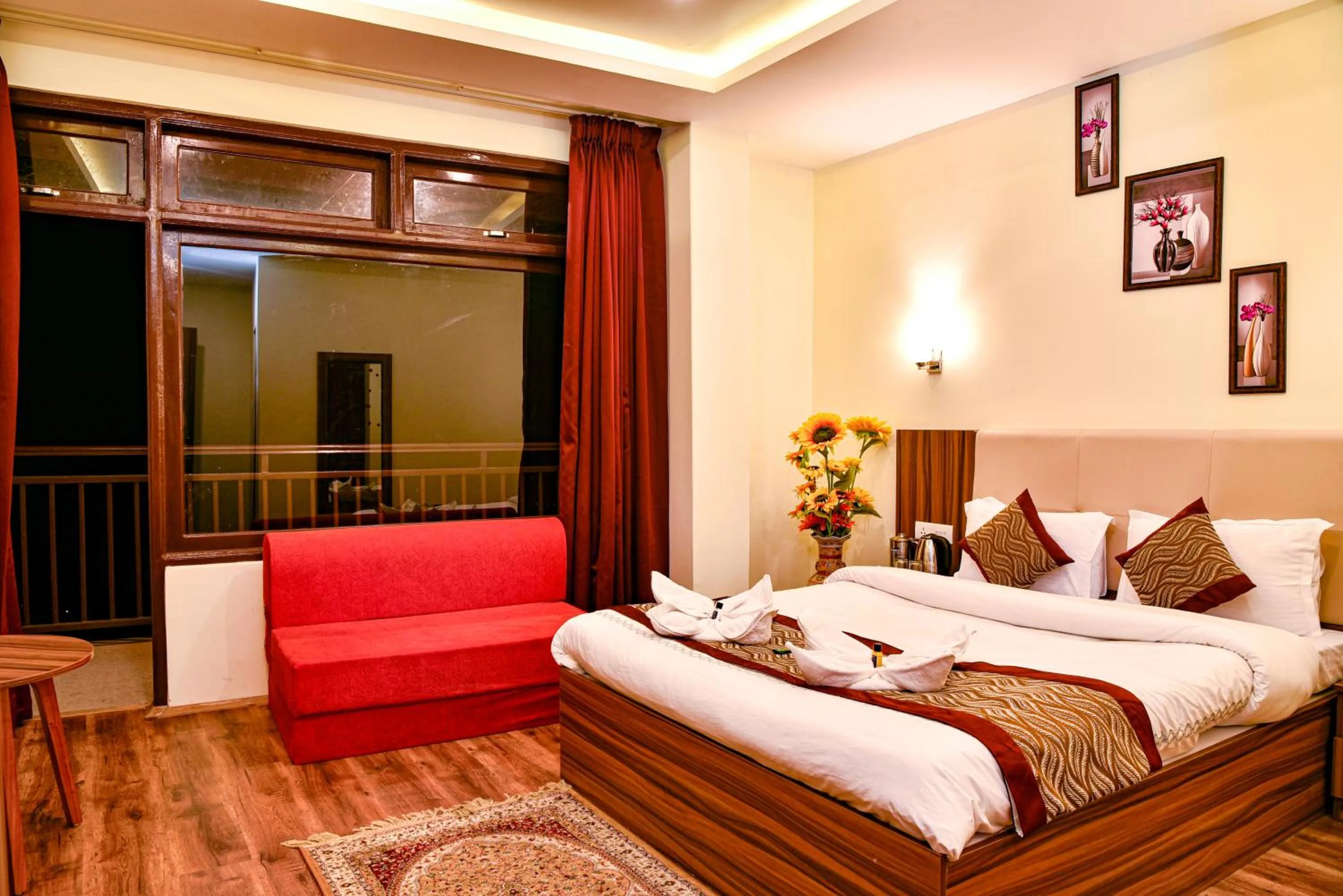 Queen Room with Balcony in Rufina Palm Bliss