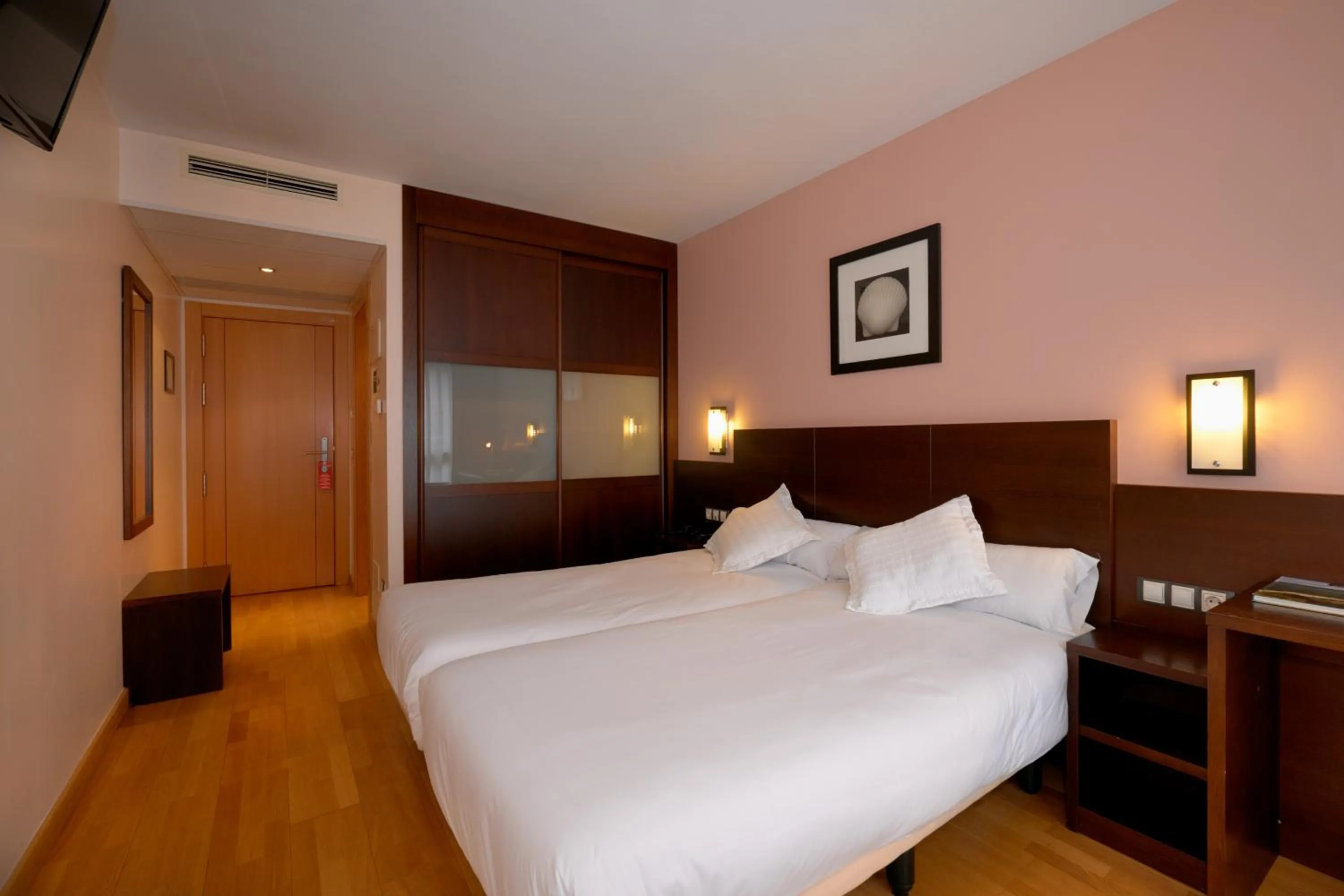 Double or Twin Room with Extra Bed in Hotel Castro Real
