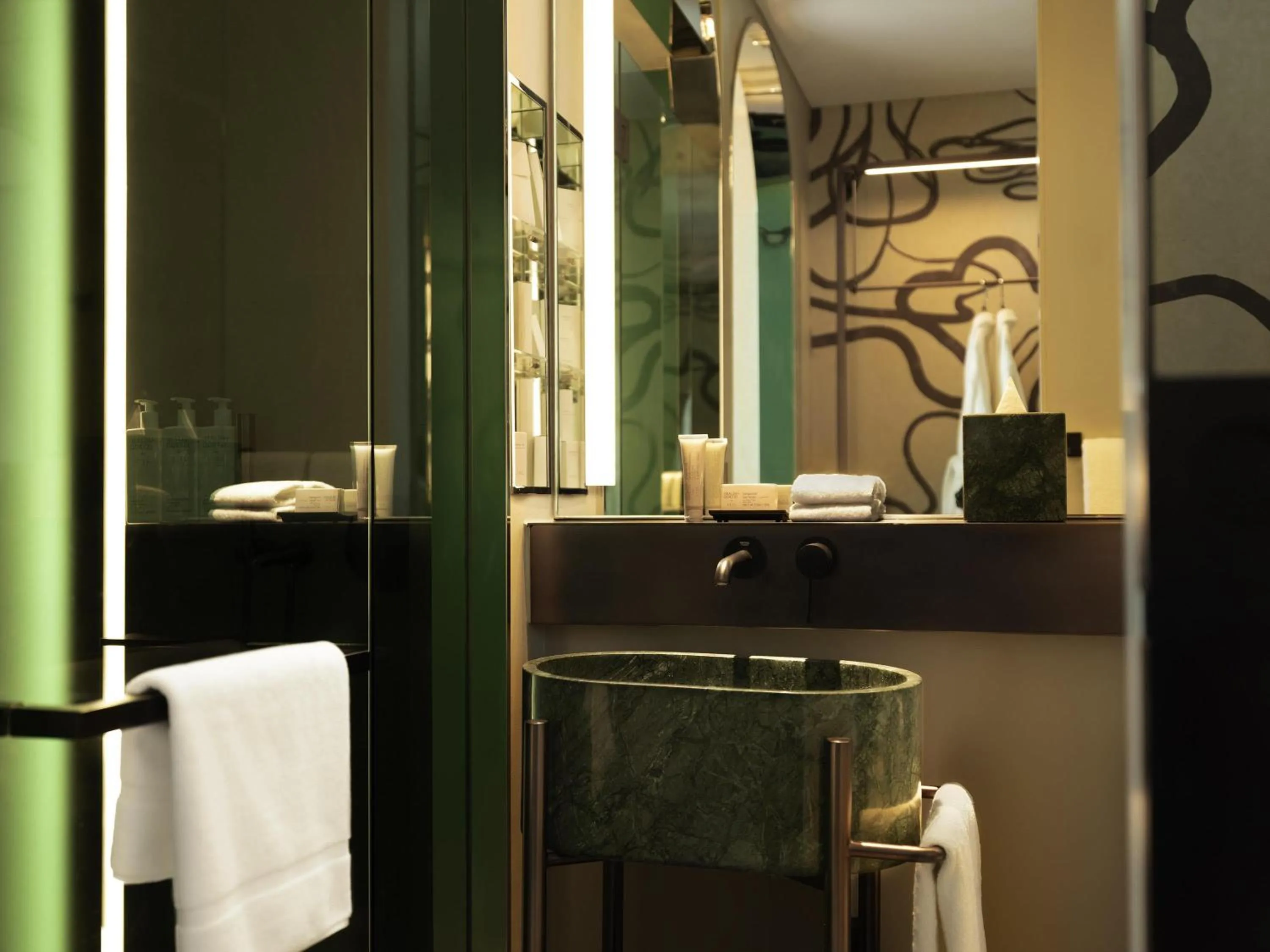 Signature City Twin in Mondrian Singapore Duxton