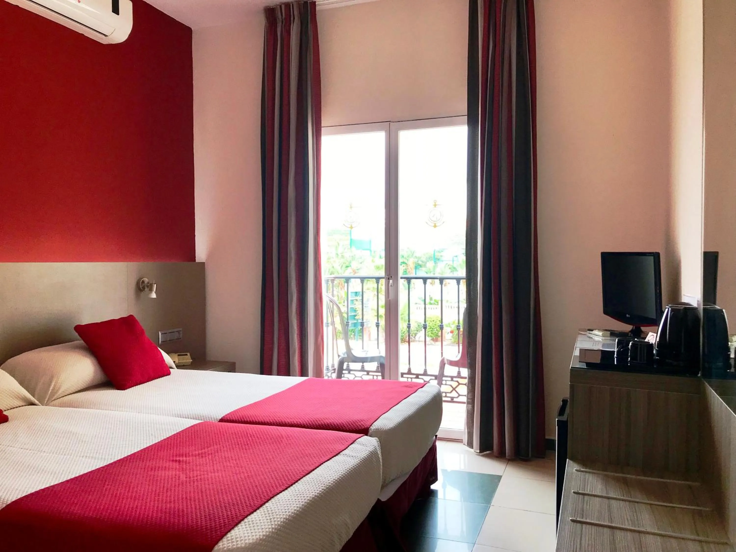 Double Room with Balcony in Hotel Nerja Club by Dorobe