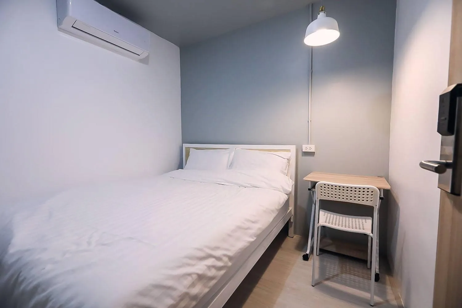 Deluxe Queen Room in Local Time Bangkok Hostel&Cafe