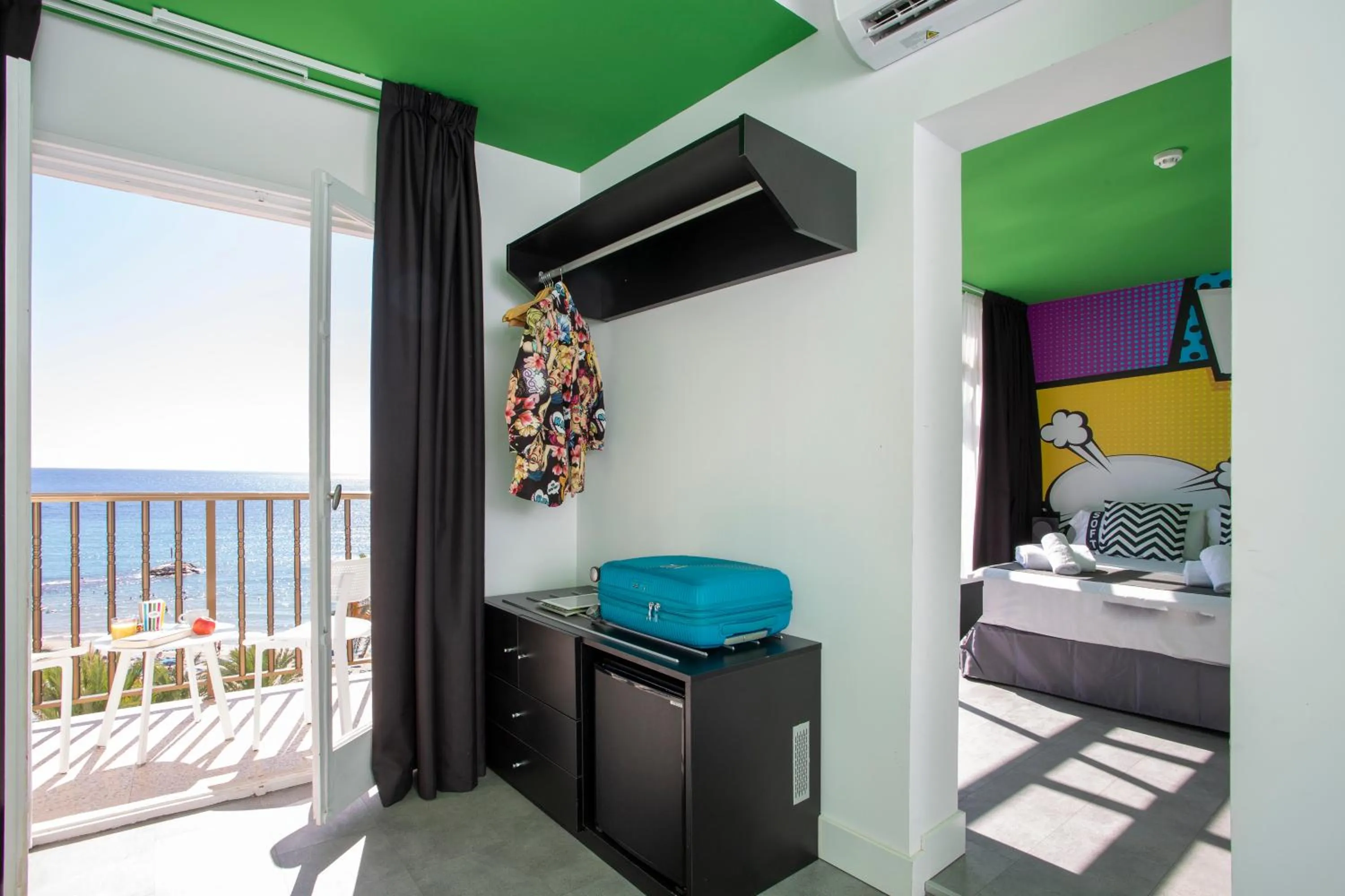 Quadruple Room with Sea View and  Balcony in Casual Pop Art Benidorm