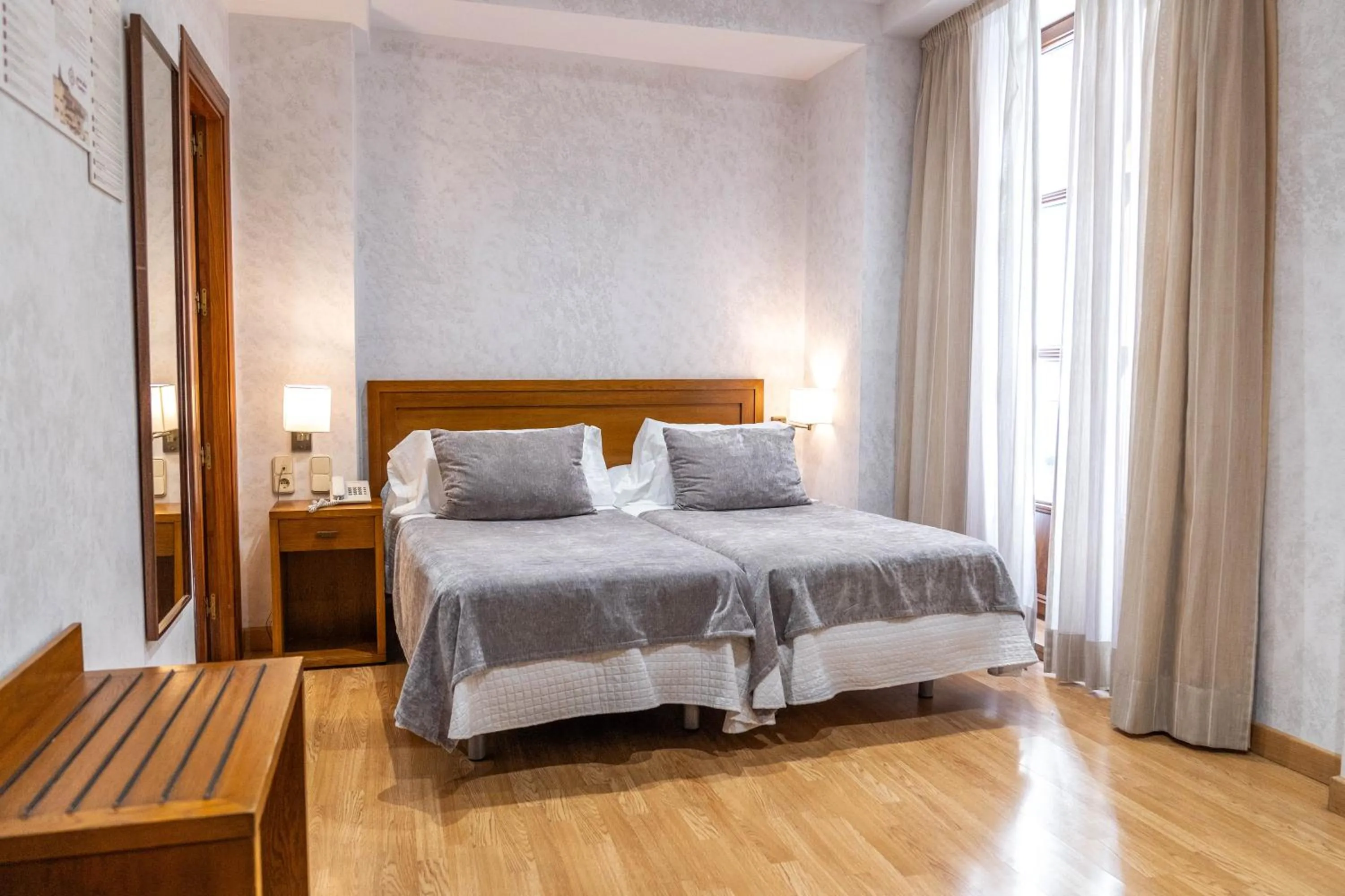 Special Offer - Twin Room in Hotel Granada Centro