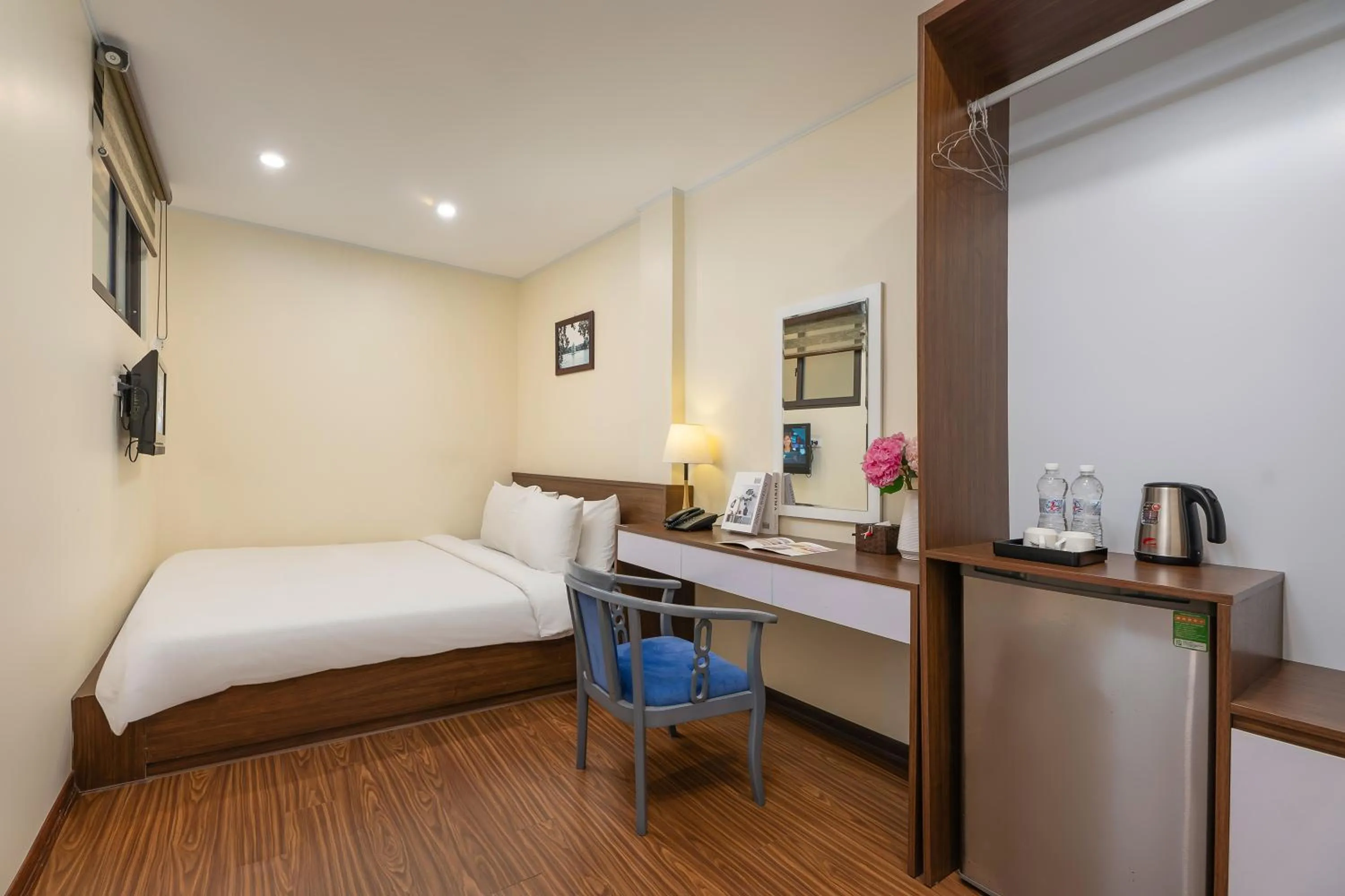 Standard King Room in Queen Cafe Hotel & Pub