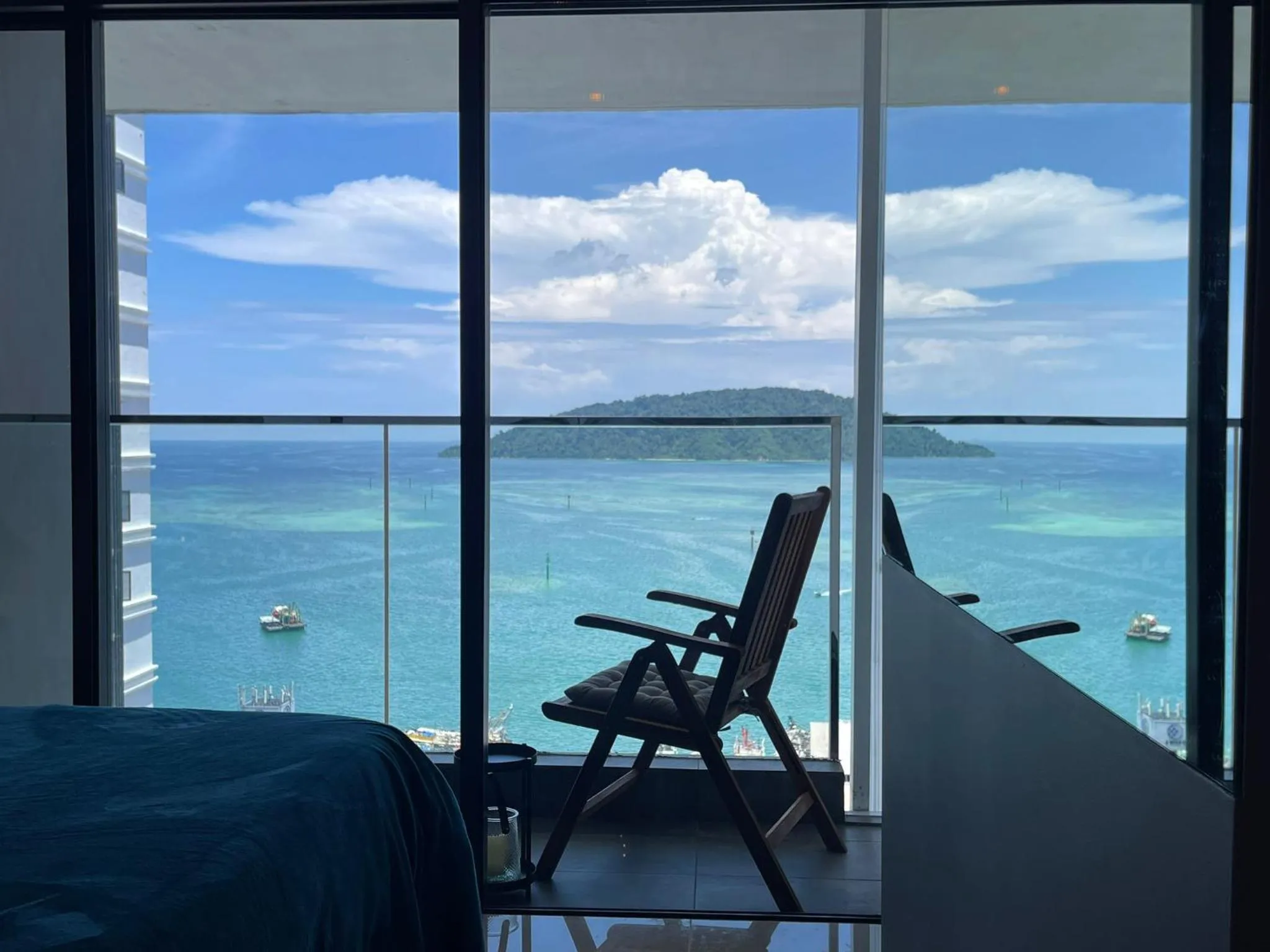 Deluxe One-Bedroom Apartment with Harbor View in Seaview Bliss Studio By Tropical Elegance