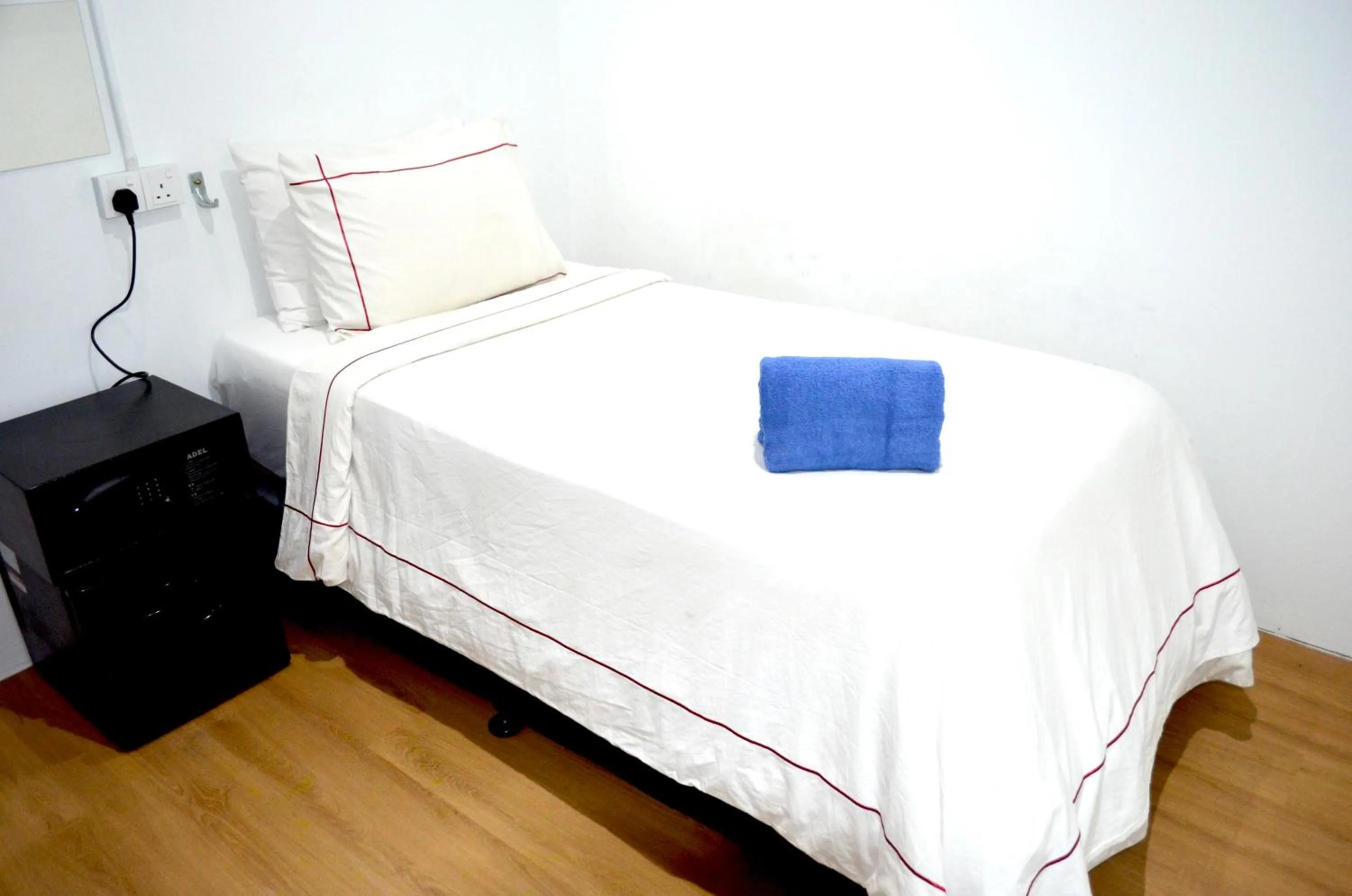 Single Room with Shared Bathroom in RED ROOM Kuala Lumpur