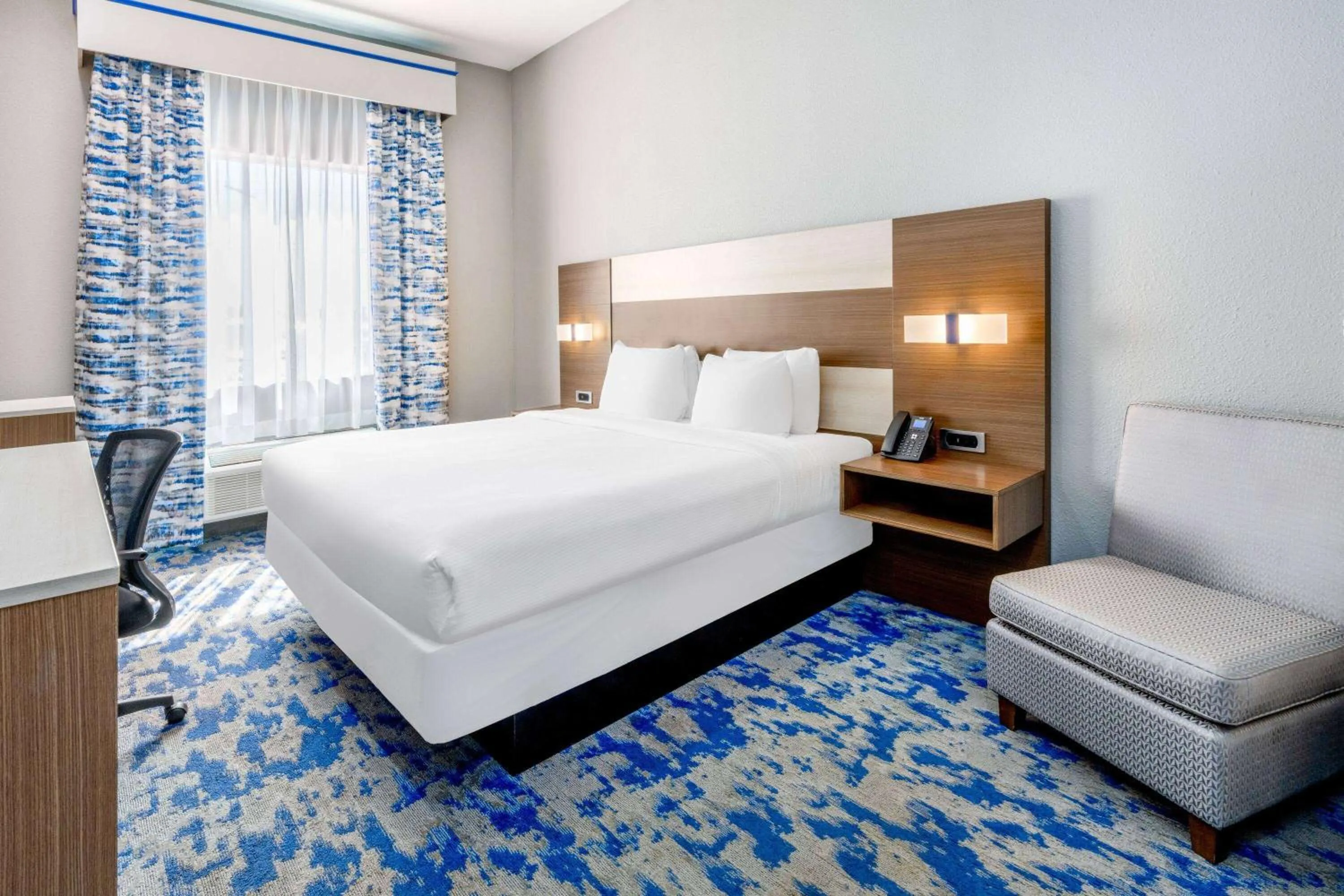 King Room with Roll-in Shower - Mobility Access/Non-Smoking in Baymont by Wyndham Carlsbad NM